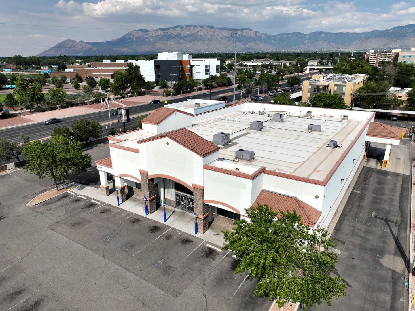 Large Format Drive-thru — Lease in Albuquerque, NM, photo 1 of 7