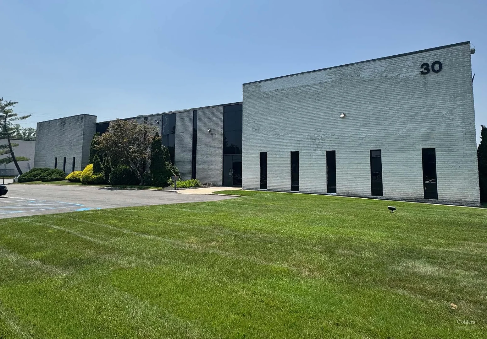 30 Hub Drive — Lease in Melville, NY, photo 1 of 8