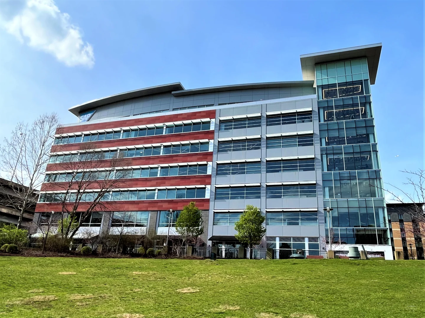 Full-floor opportunity in the North Shore with city skyline views, an onsite sports bar, and sleek, modern furnishings! - photo 1 - Pittsburgh, PA