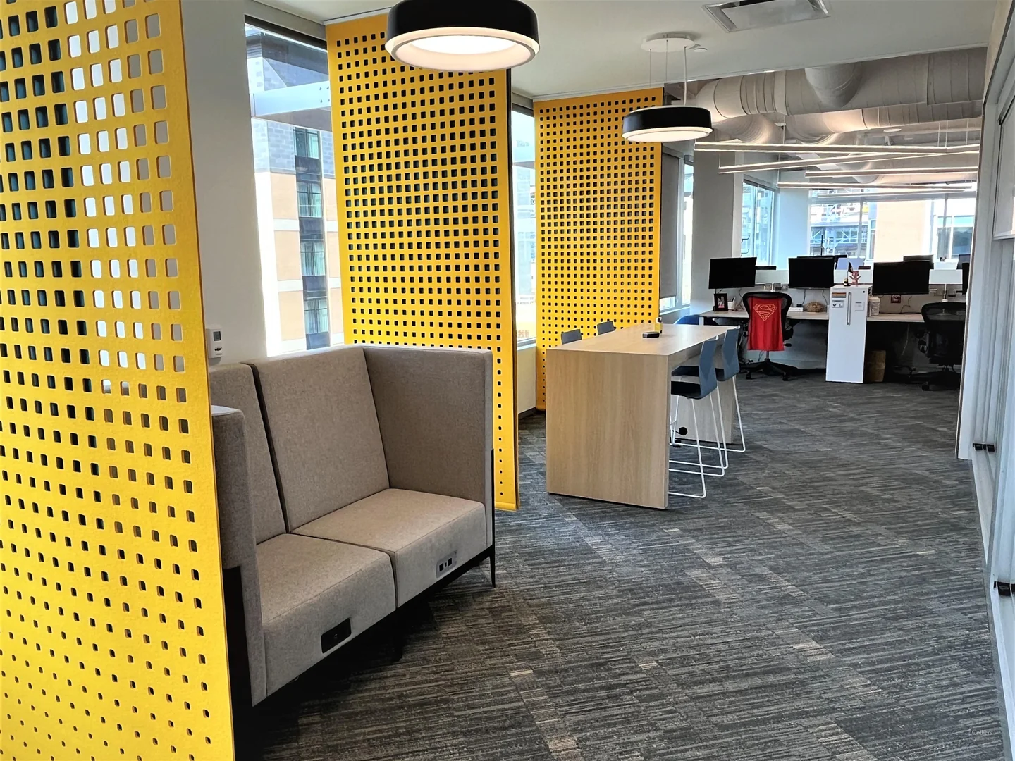 Full-floor opportunity in the North Shore with city skyline views, an onsite sports bar, and sleek, modern furnishings! - photo 2 - Pittsburgh, PA