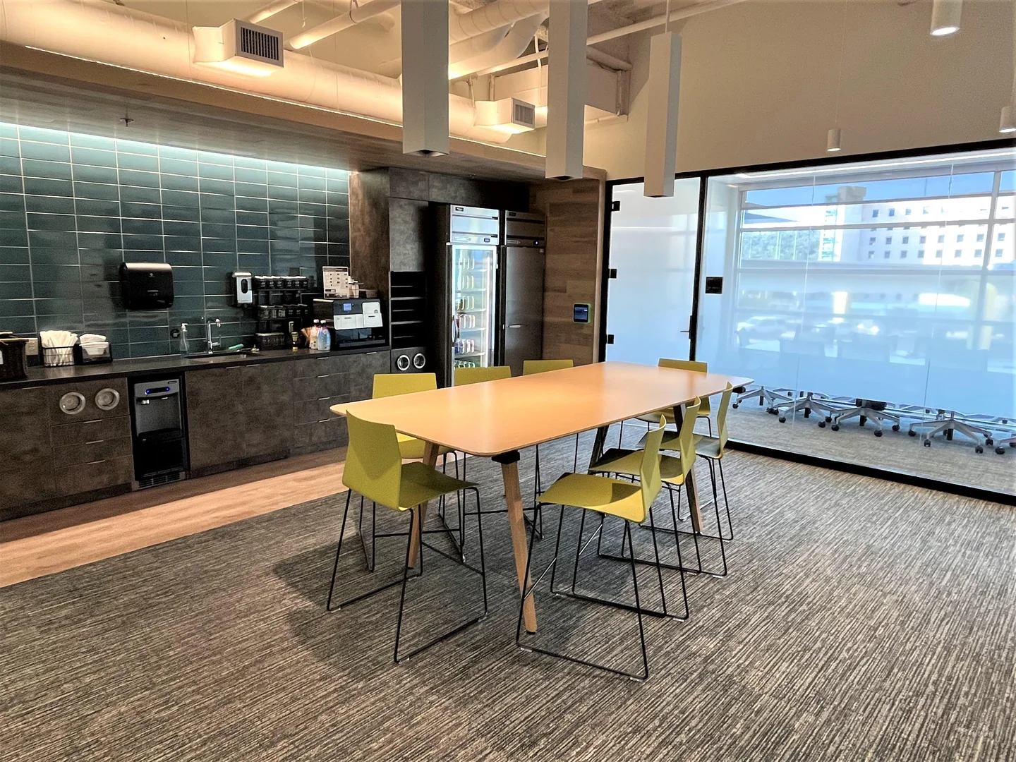 Full-floor opportunity in the North Shore with city skyline views, an onsite sports bar, and sleek, modern furnishings! - photo 3 - Pittsburgh, PA
