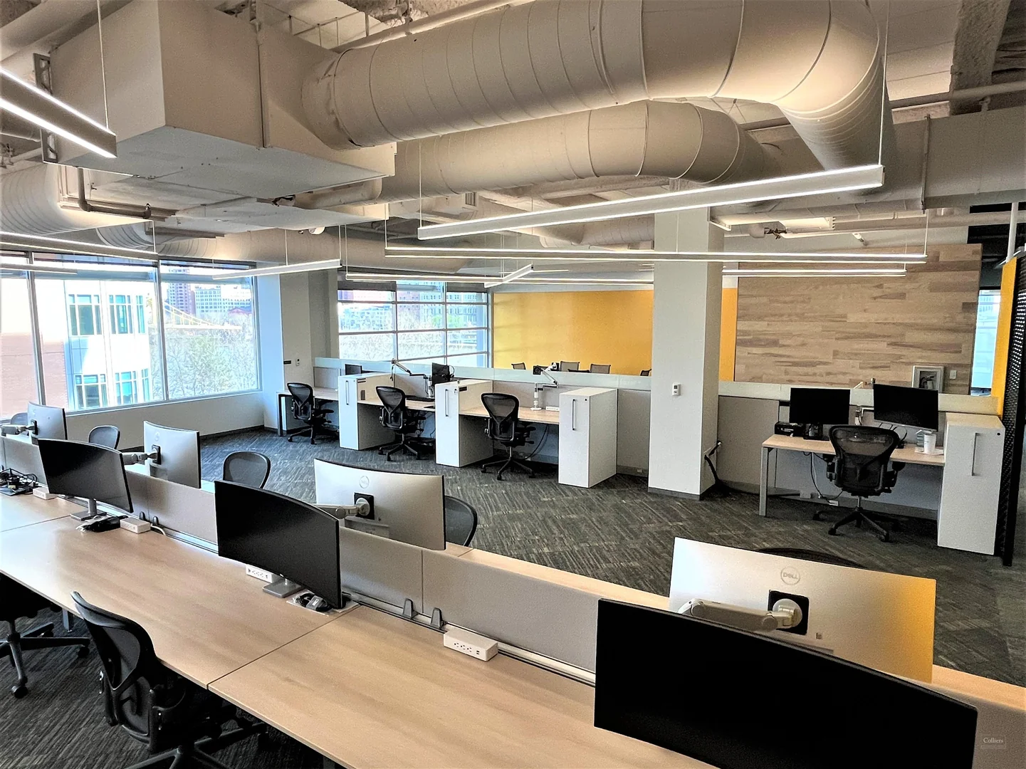 Full-floor opportunity in the North Shore with city skyline views, an onsite sports bar, and sleek, modern furnishings! - photo 4 - Pittsburgh, PA