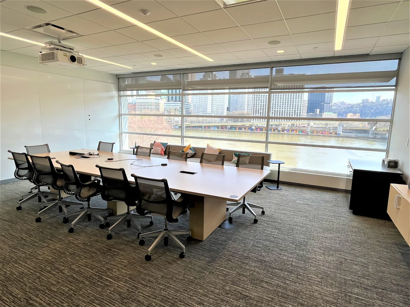 Full-floor opportunity in the North Shore with city skyline views, an onsite sports bar, and sleek, modern furnishings! - photo 5 - Pittsburgh, PA