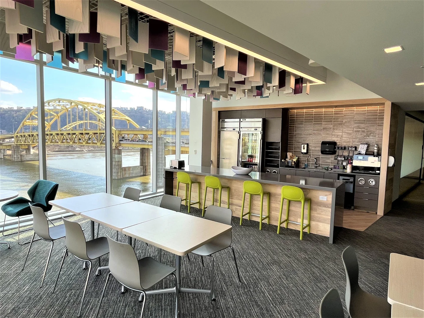 Full-floor opportunity in the North Shore with city skyline views, an onsite sports bar, and sleek, modern furnishings! - photo 6 - Pittsburgh, PA