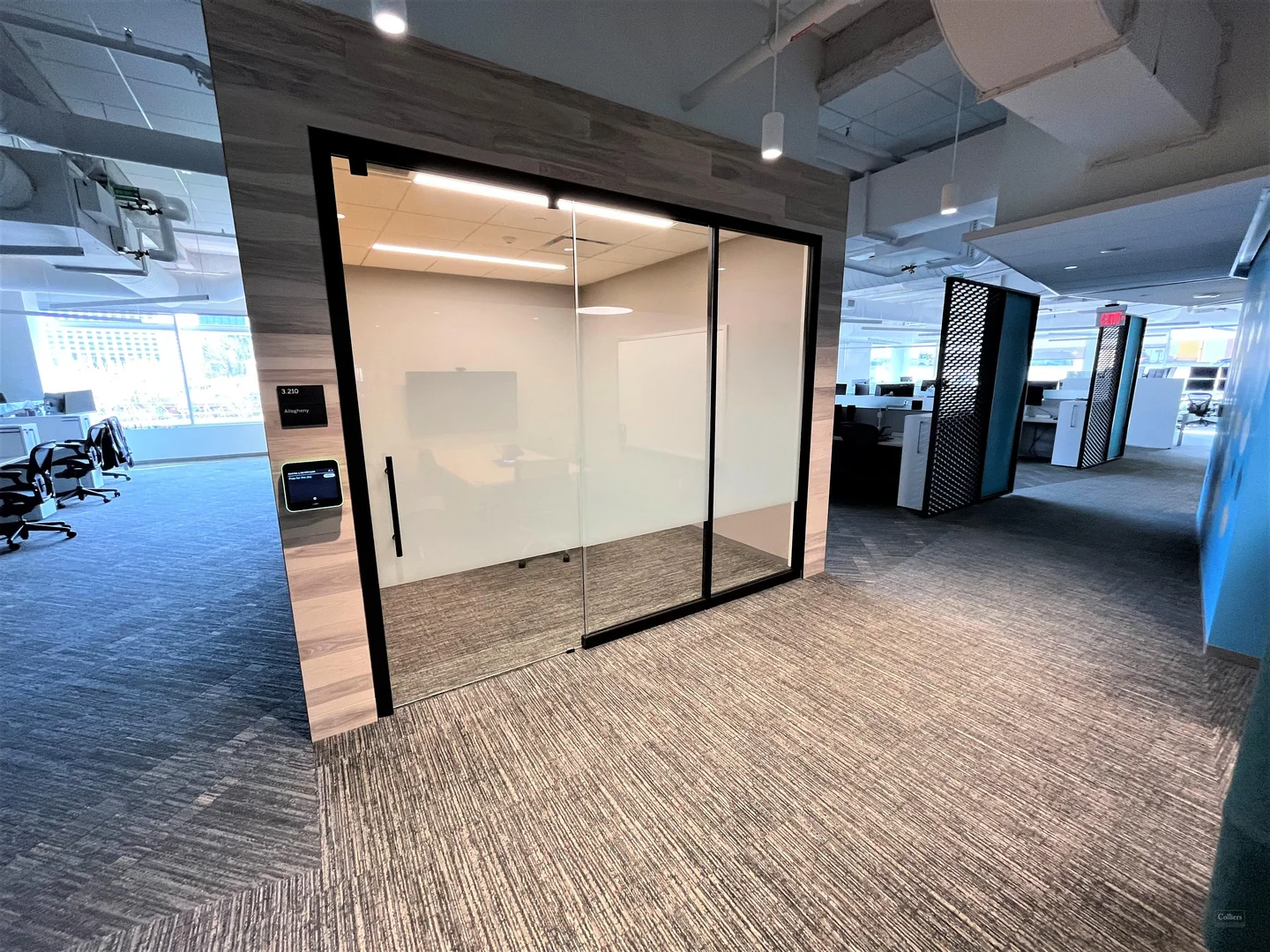 Full-floor opportunity in the North Shore with city skyline views, an onsite sports bar, and sleek, modern furnishings! - photo 7 - Pittsburgh, PA