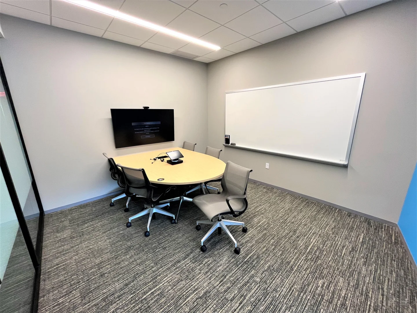 Full-floor opportunity in the North Shore with city skyline views, an onsite sports bar, and sleek, modern furnishings! - photo 8 - Pittsburgh, PA