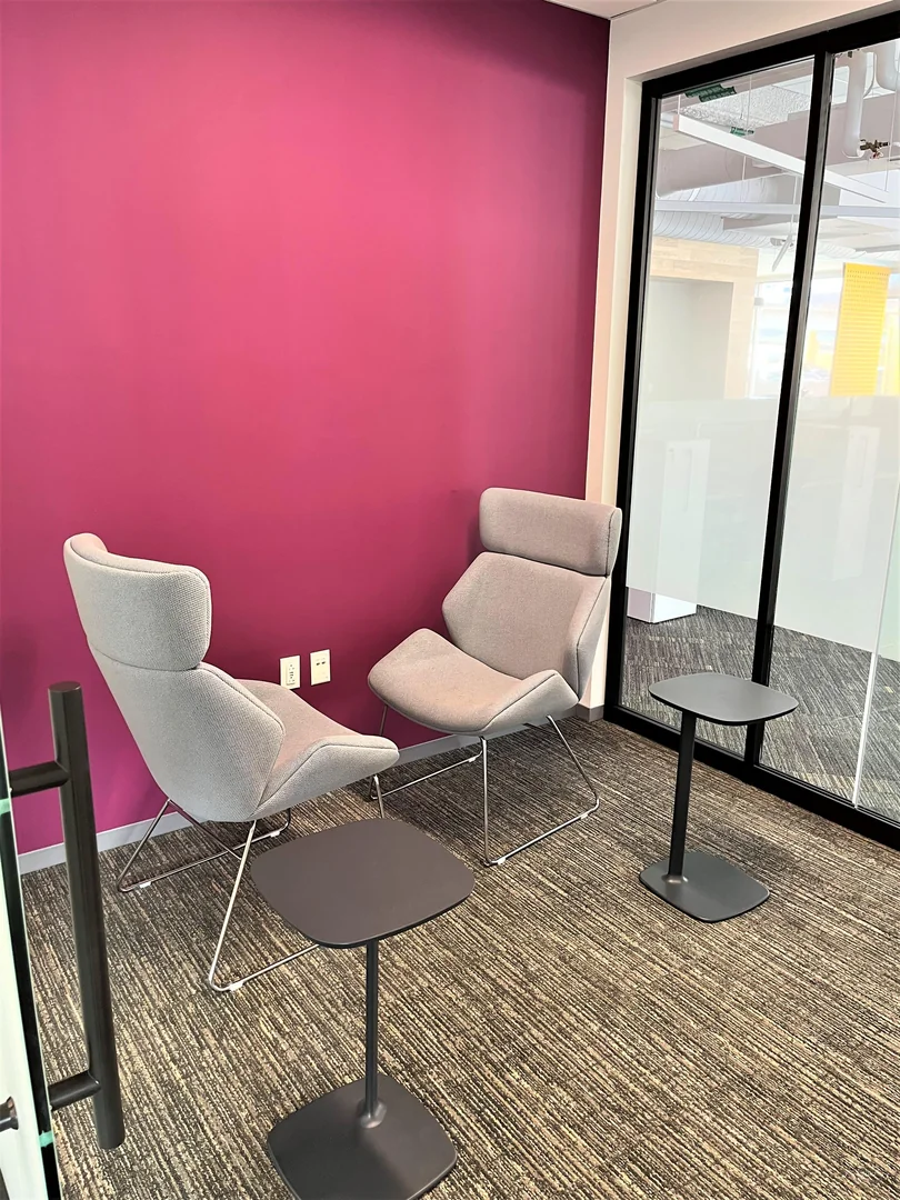 Full-floor opportunity in the North Shore with city skyline views, an onsite sports bar, and sleek, modern furnishings! - photo 9 - Pittsburgh, PA