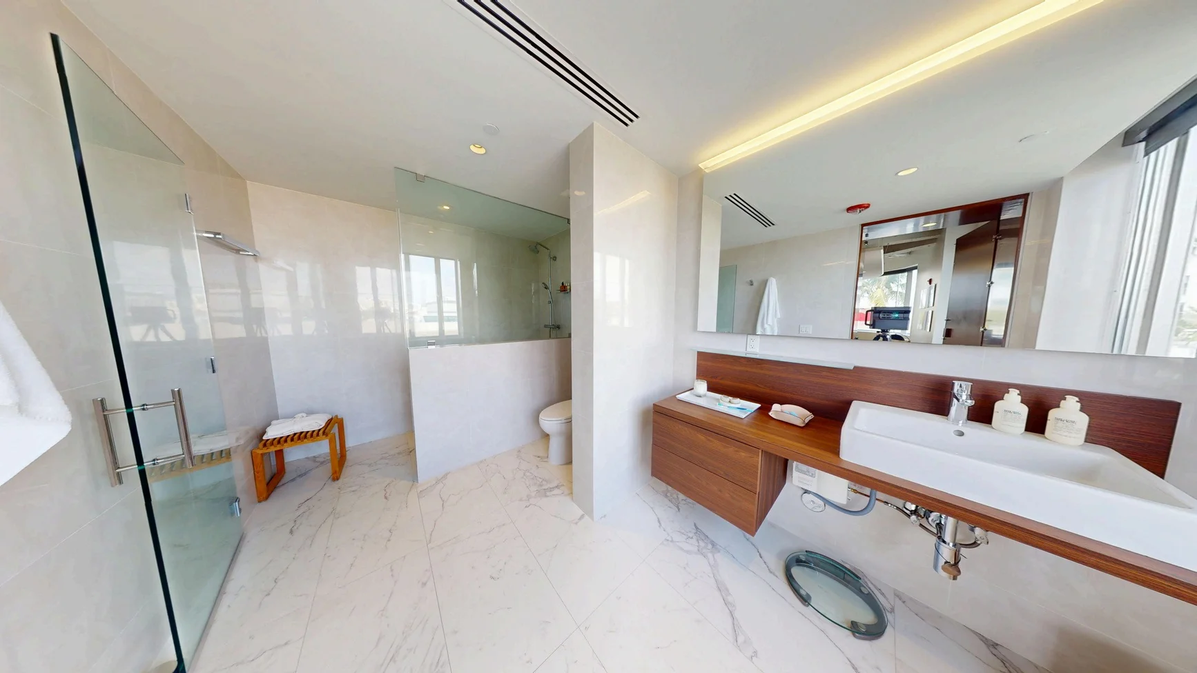 420 Lincoln Road — Lease in Miami Beach, FL, photo 2 of 6