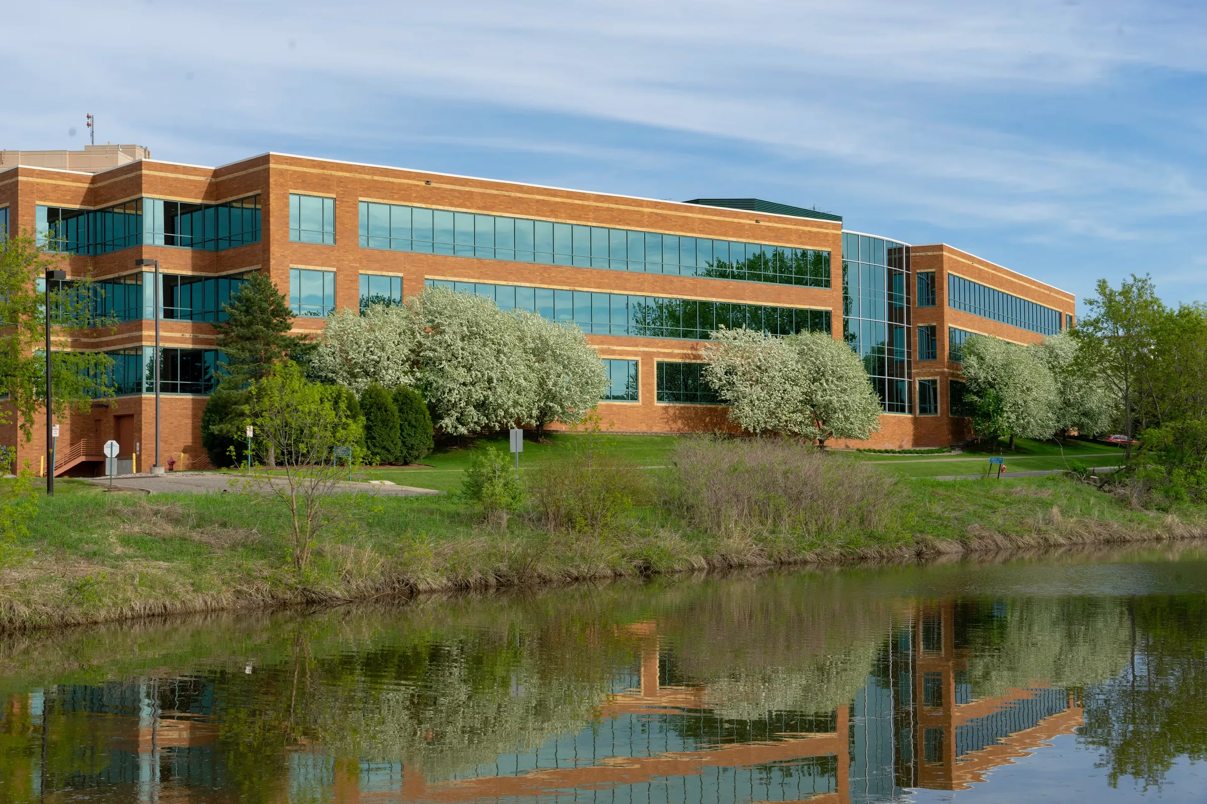 Pondview Plaza — Lease in Minnetonka, MN, photo 1 of 5