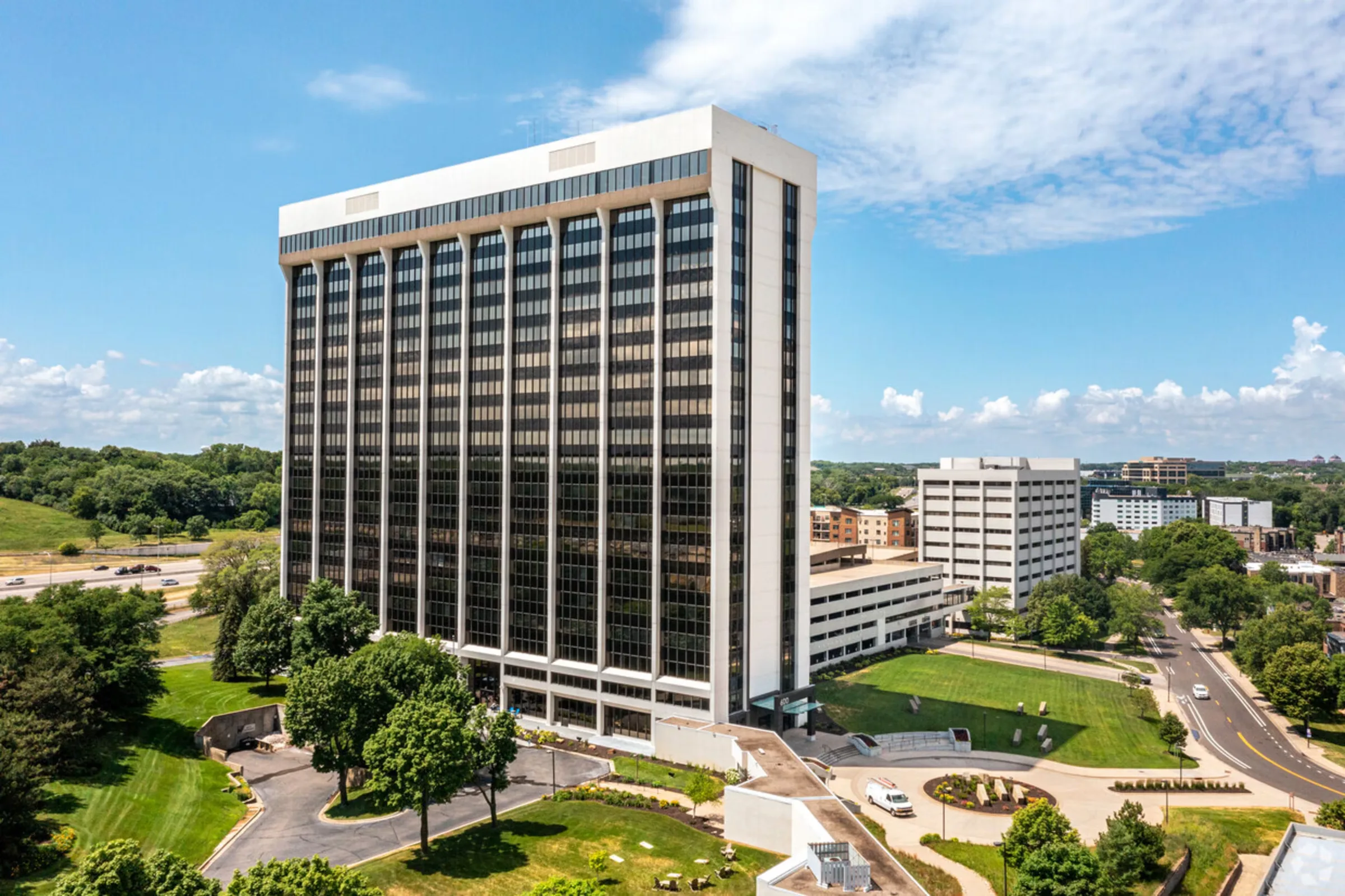 600 Metropoint — Lease in Saint Louis Park, MN, photo 1 of 4