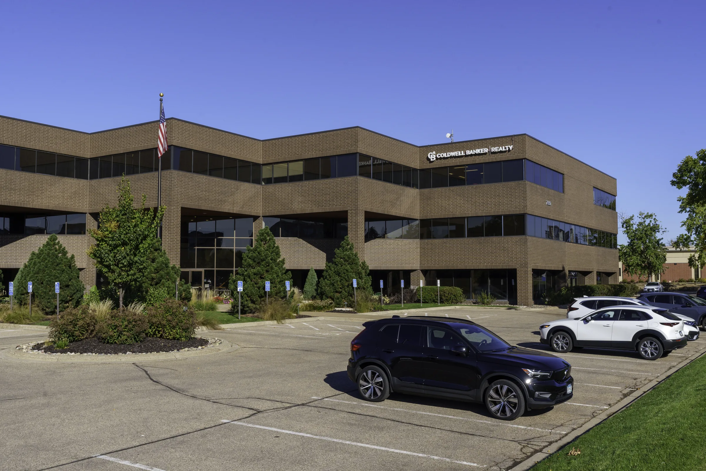 Edina Business Plaza — Lease in Edina, MN, photo 1 of 3
