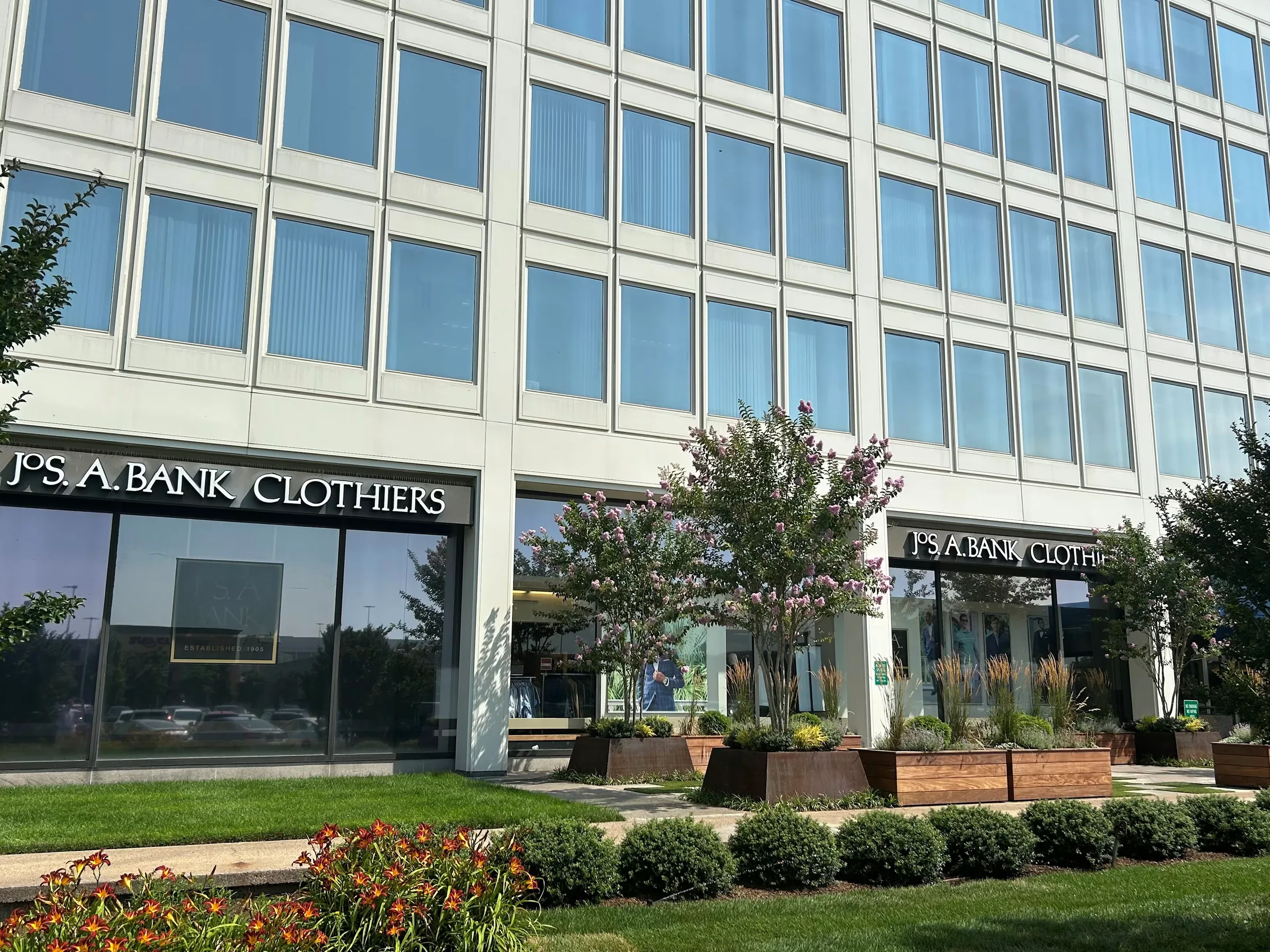 Centra 600 — Lease in Garden City, NY, photo 1 of 1