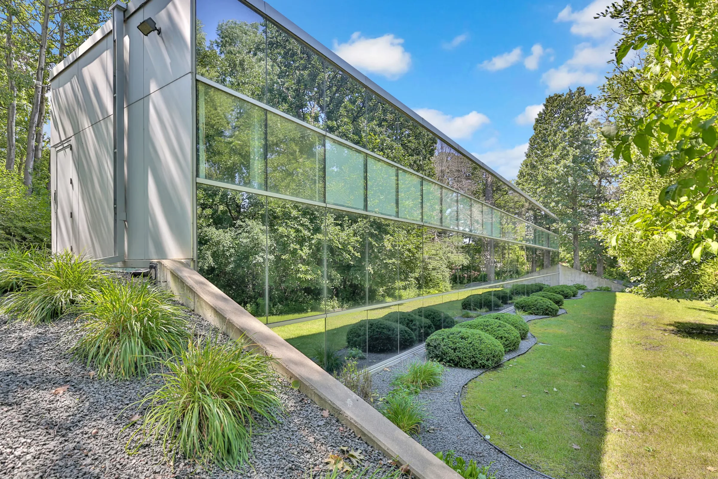 1000 Parkers — Lease in Wayzata, MN, photo 2 of 3