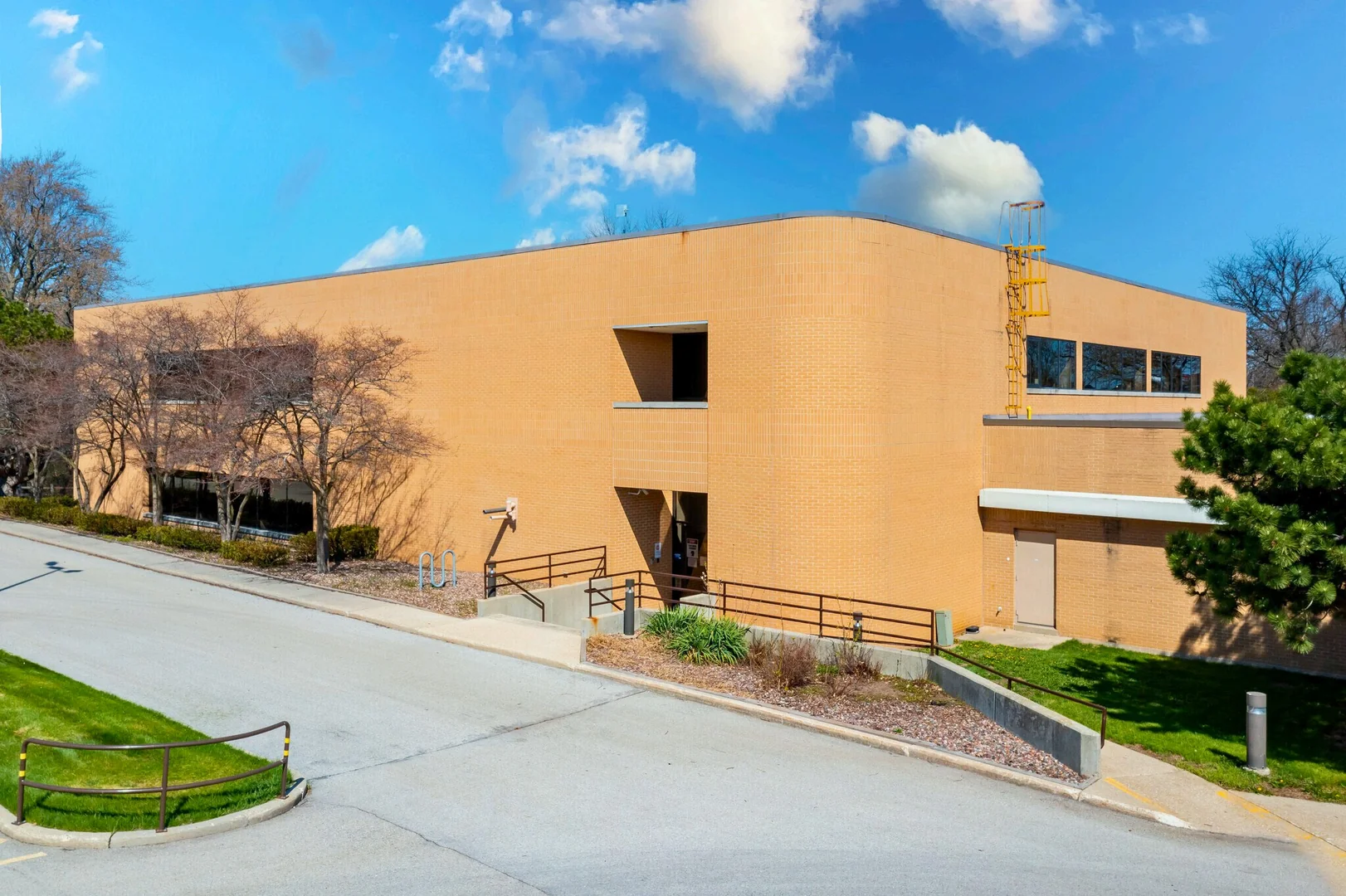 750 A B Data Dr — Lease in Glendale, WI, photo 1 of 2