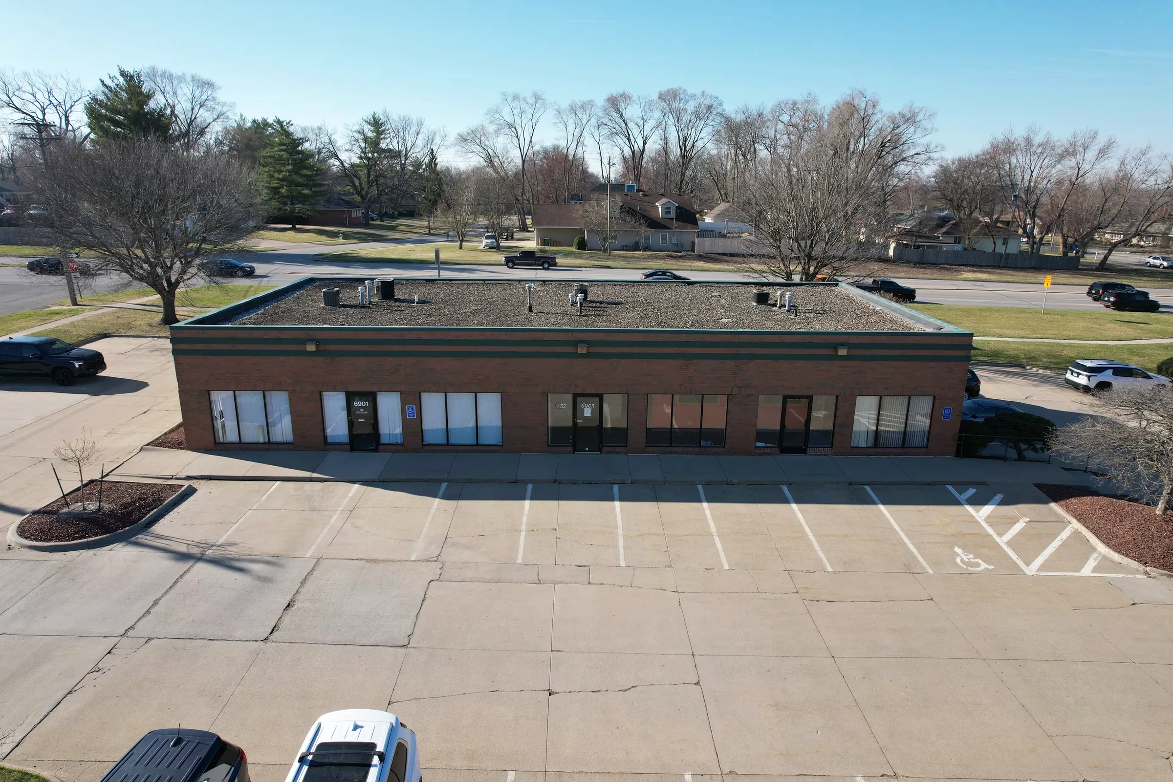 6901 Hickman Rd — Lease in Urbandale, IA, photo 2 of 4