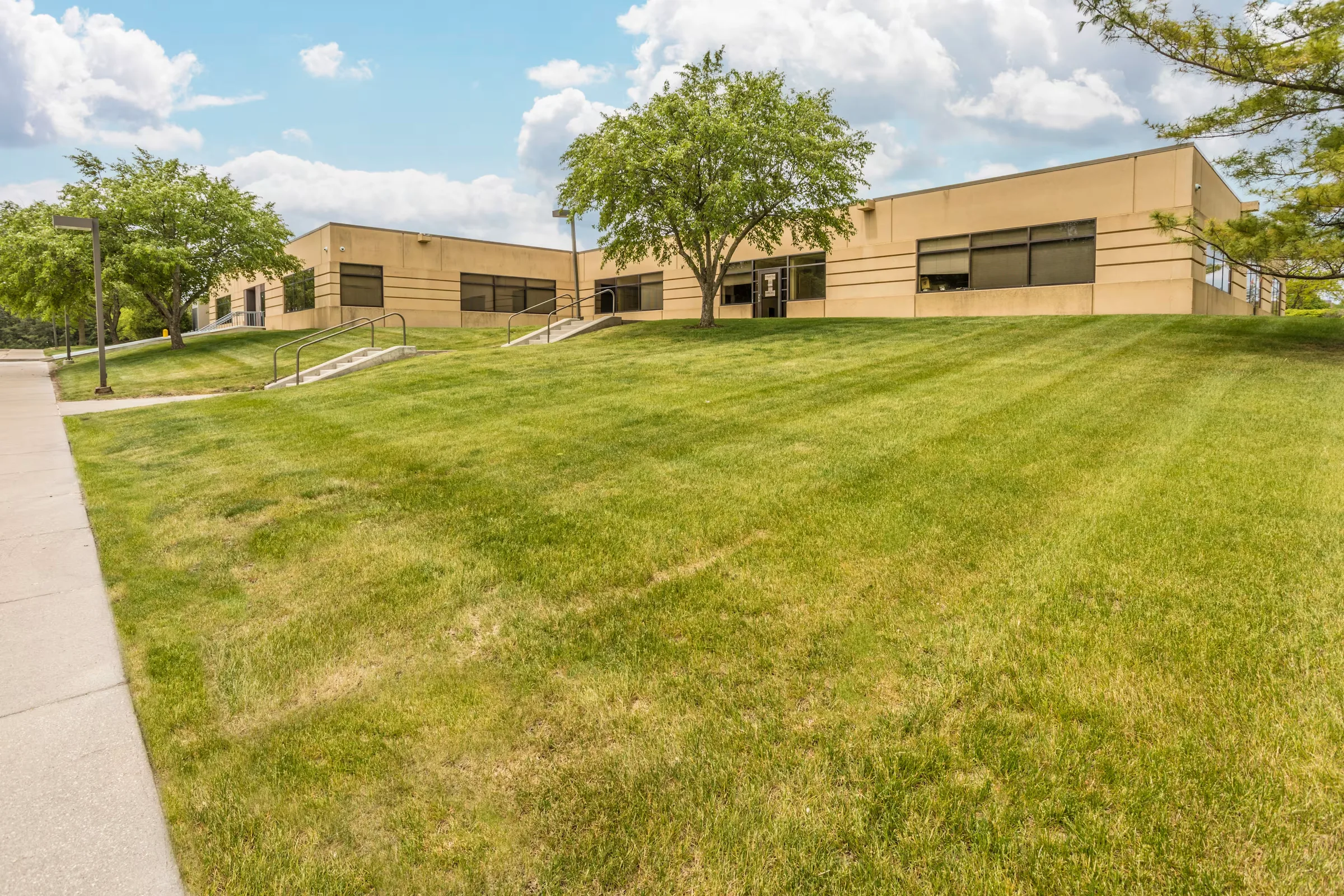 Woodlands Building — Lease in Clive, IA, photo 2 of 4