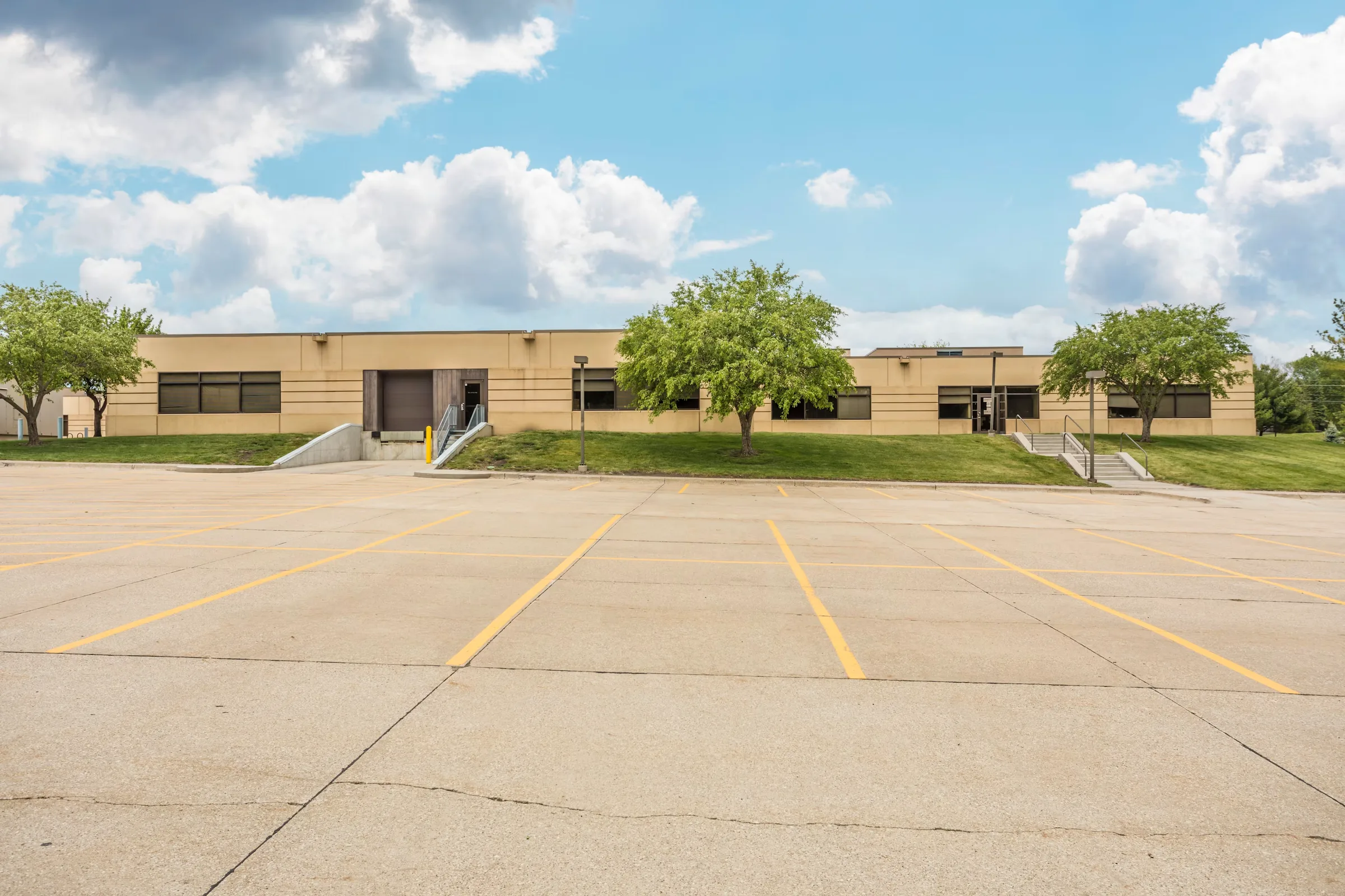 Woodlands Building — Lease in Clive, IA, photo 3 of 4