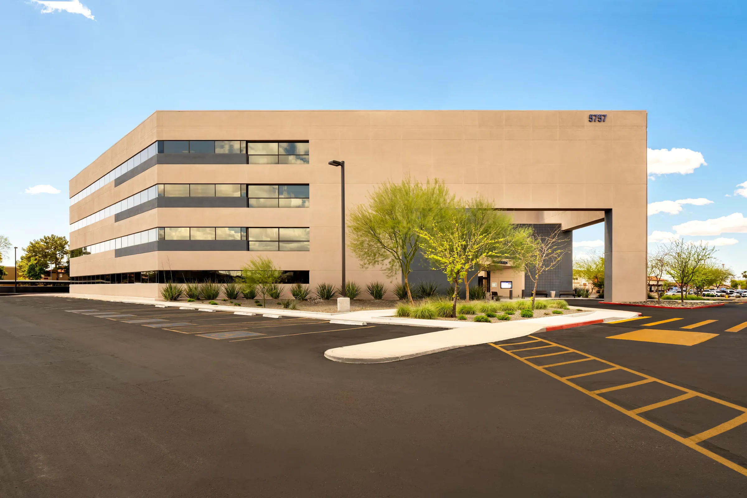 Banner Thunderbird Medical Pavilion — Lease in Glendale, AZ, photo 1 of 3