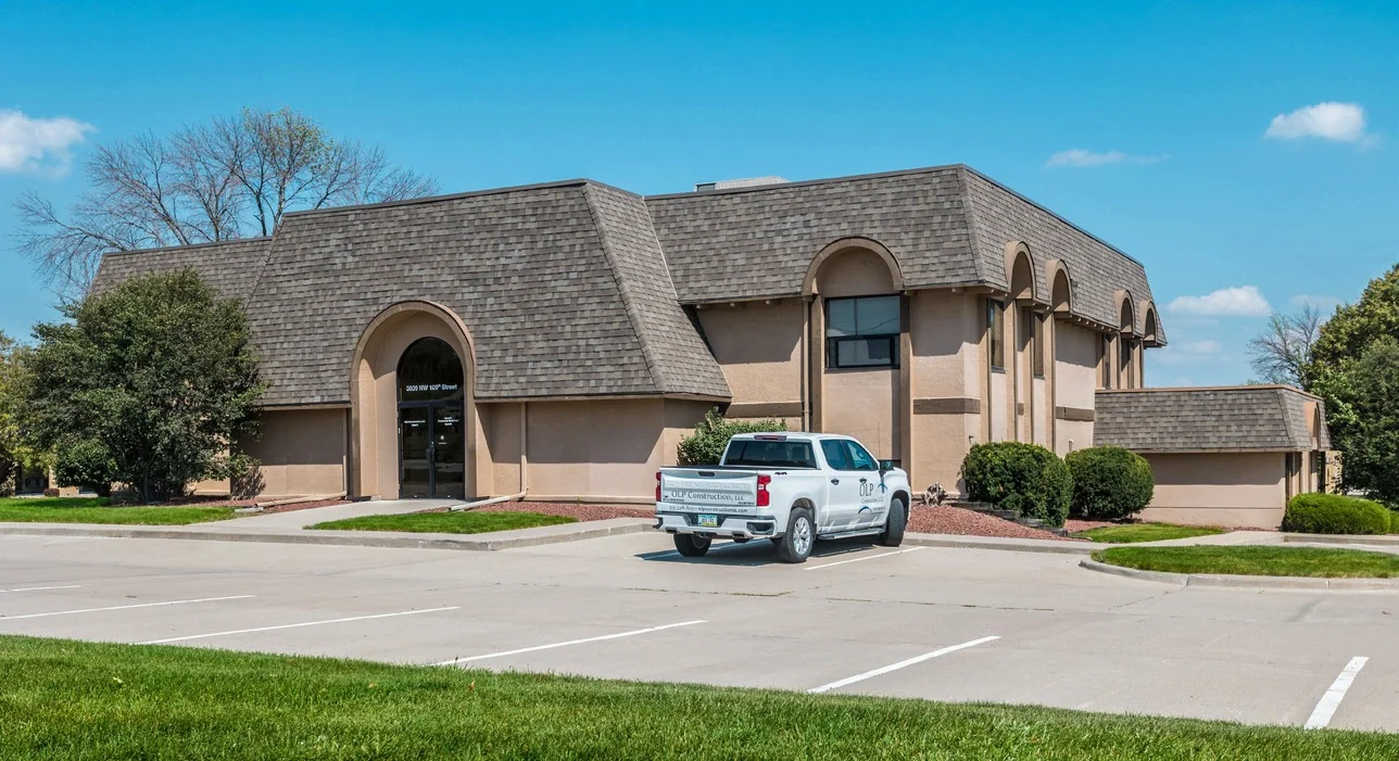 3809 109th St — Lease in Urbandale, IA, photo 1 of 2