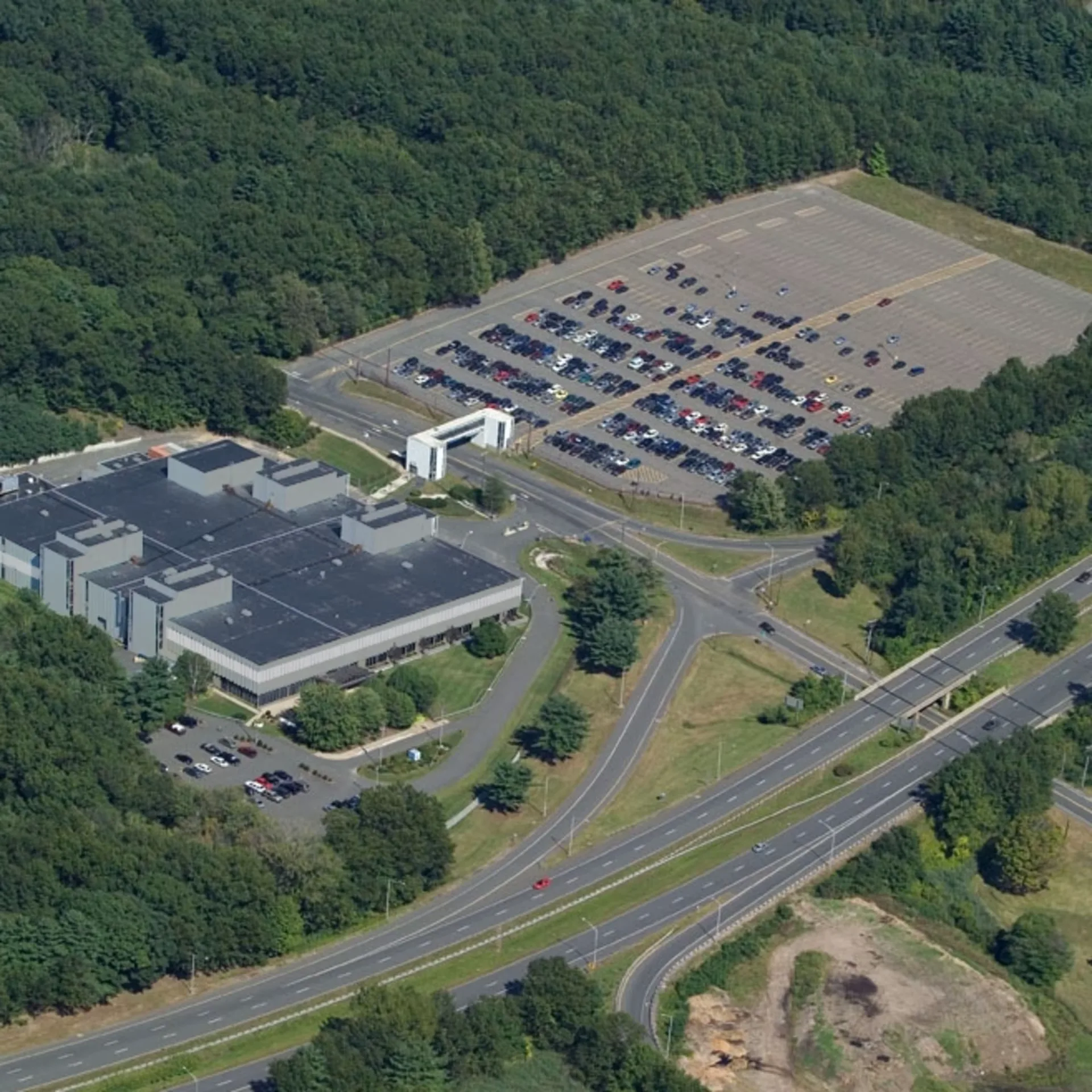UP TO 199,000 SF OF WAREHOUSE/MANUFACTURING SPACE… — Lease in Windsor Locks, CT, photo 1 of 1