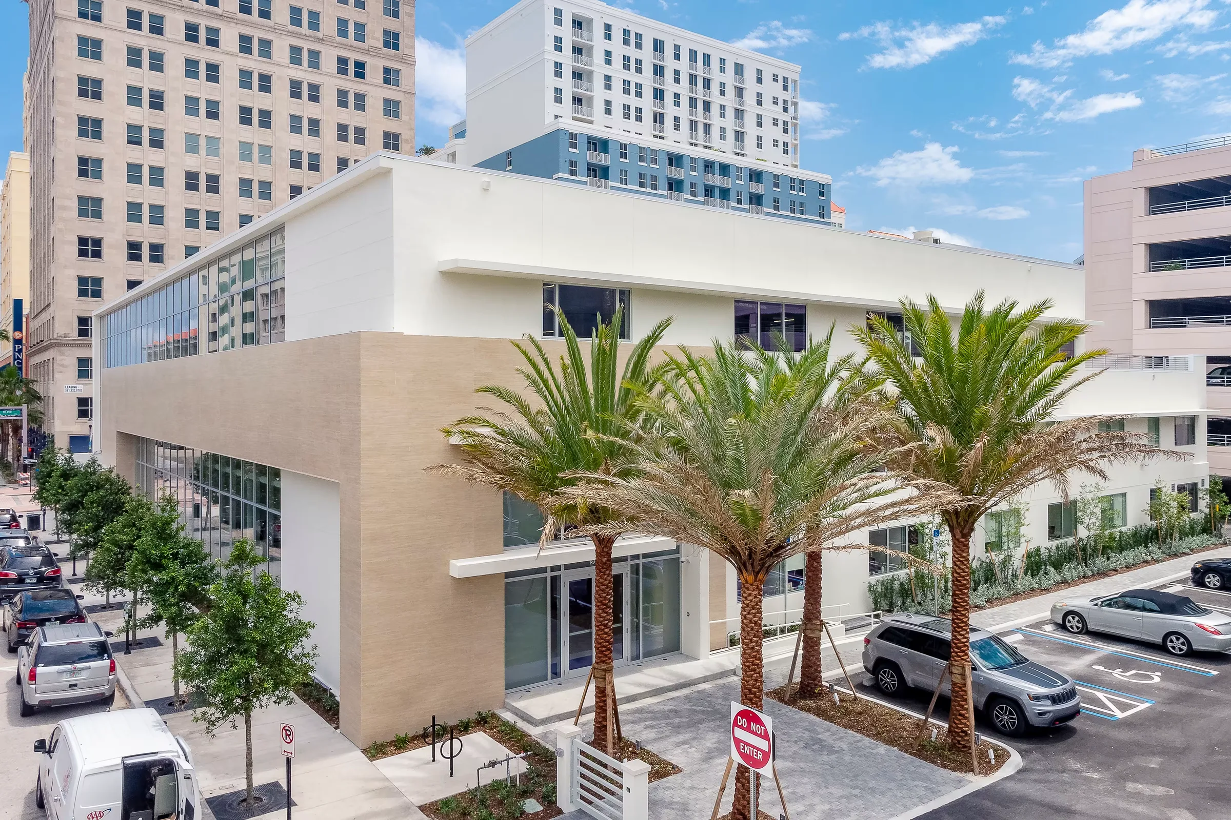 302 Datura — Lease in West Palm Beach, FL, photo 2 of 3