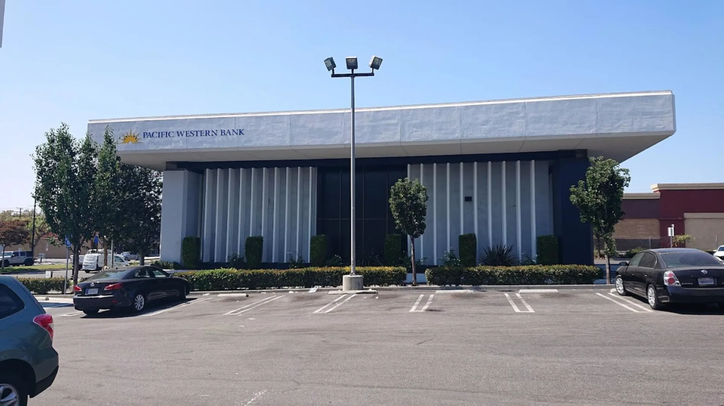 Pacific Western Bank — Lease in Whittier, CA, photo 3 of 3