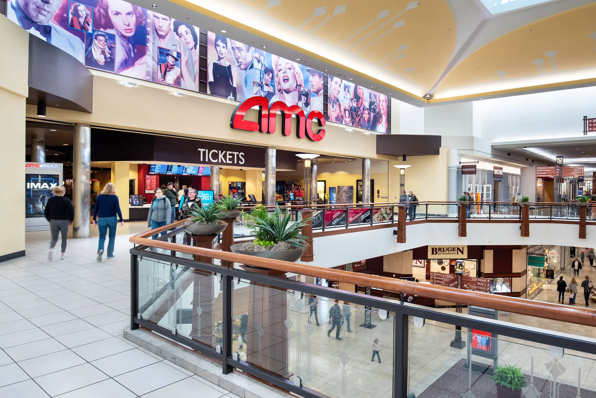 Eden Prairie Center — Lease in Eden Prairie, MN, photo 1 of 3