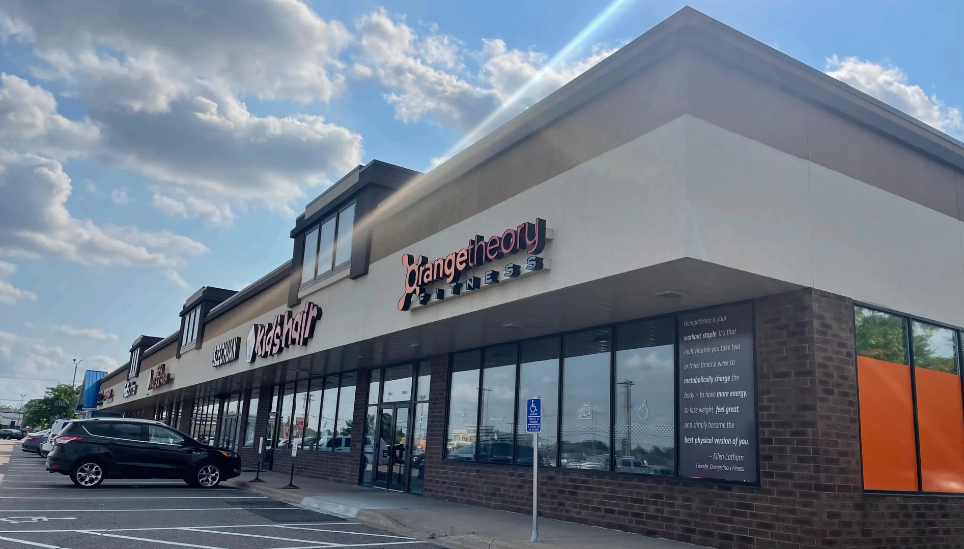 Rosewood Shopping Center — Lease in Roseville, MN, photo 1 of 3