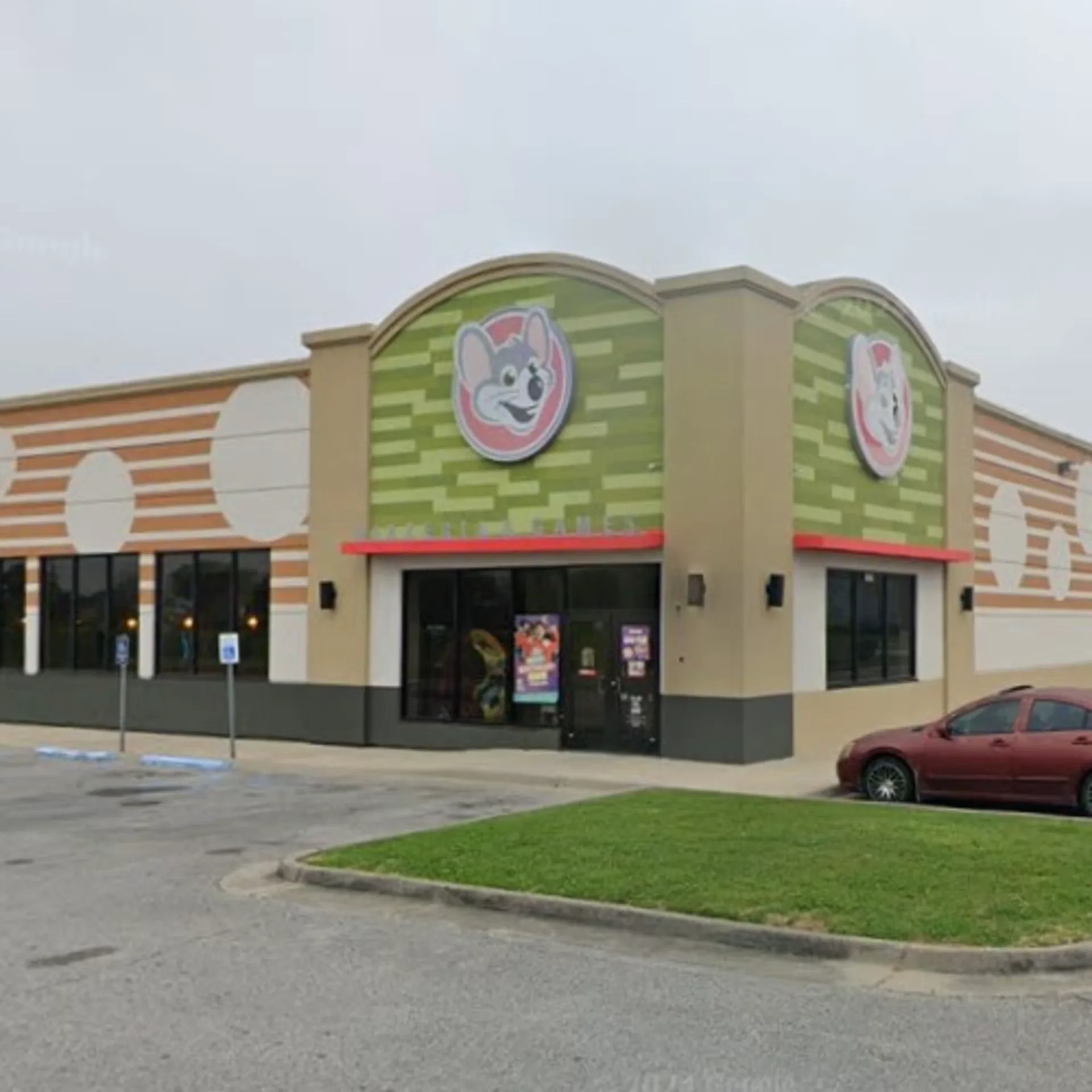 10,225 SF Restaurant - prime retail location — Lease in Lake Charles, LA, photo 1 of 1