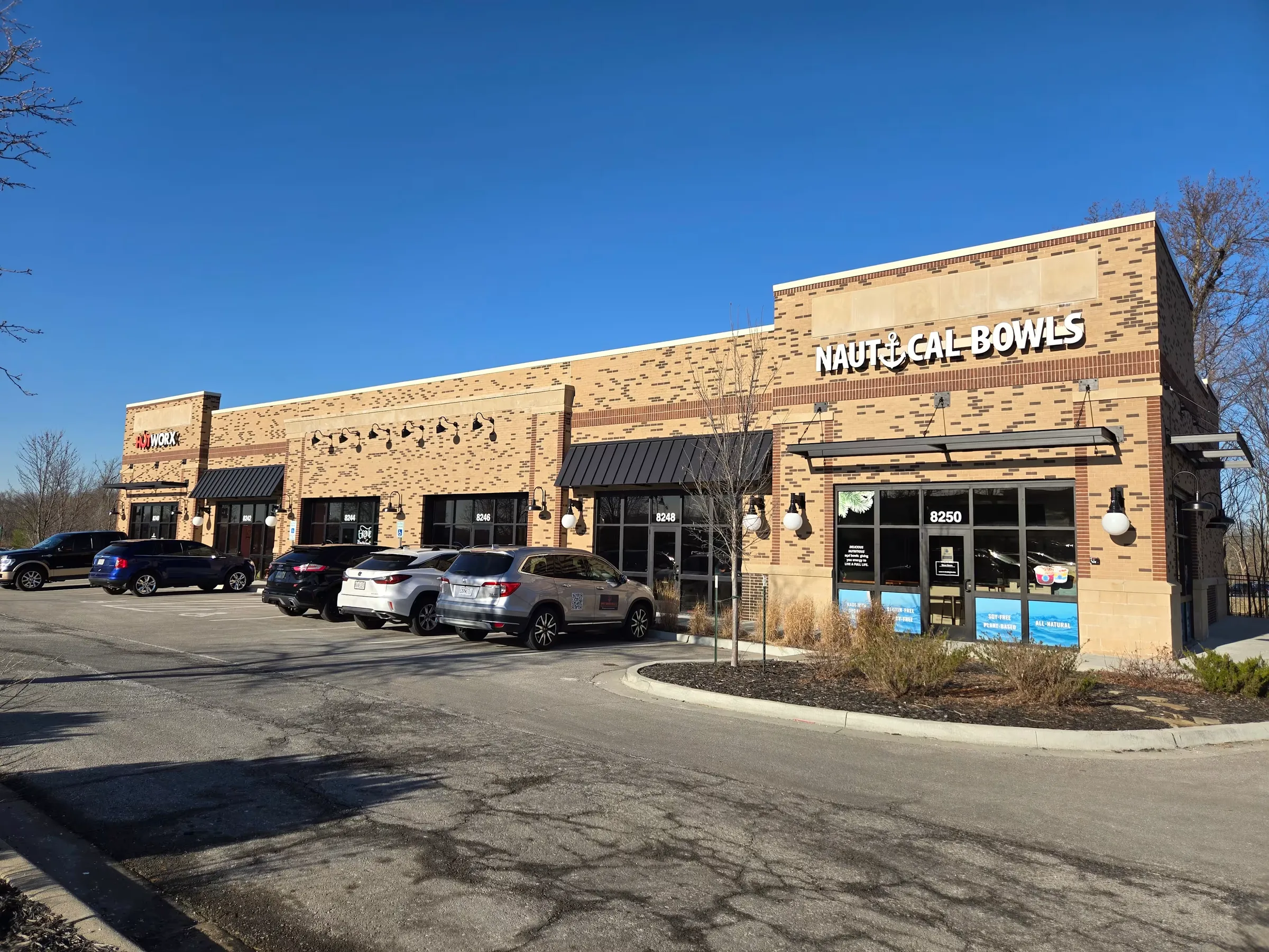 Shoal Creek Shopping Center — Lease in Kansas City, MO, photo 1 of 2