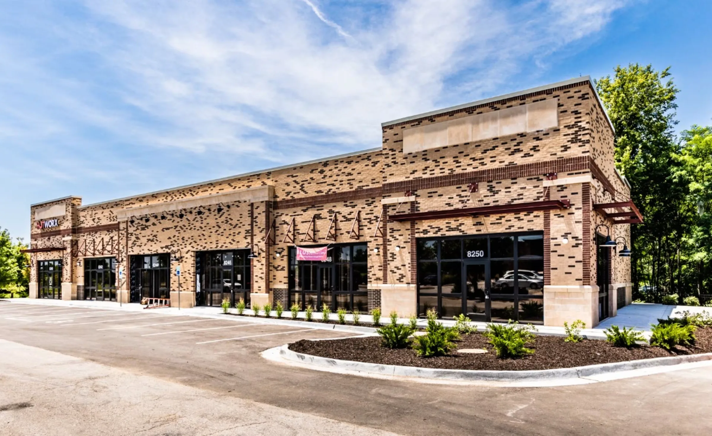 Shoal Creek Shopping Center — Lease in Kansas City, MO, photo 2 of 2