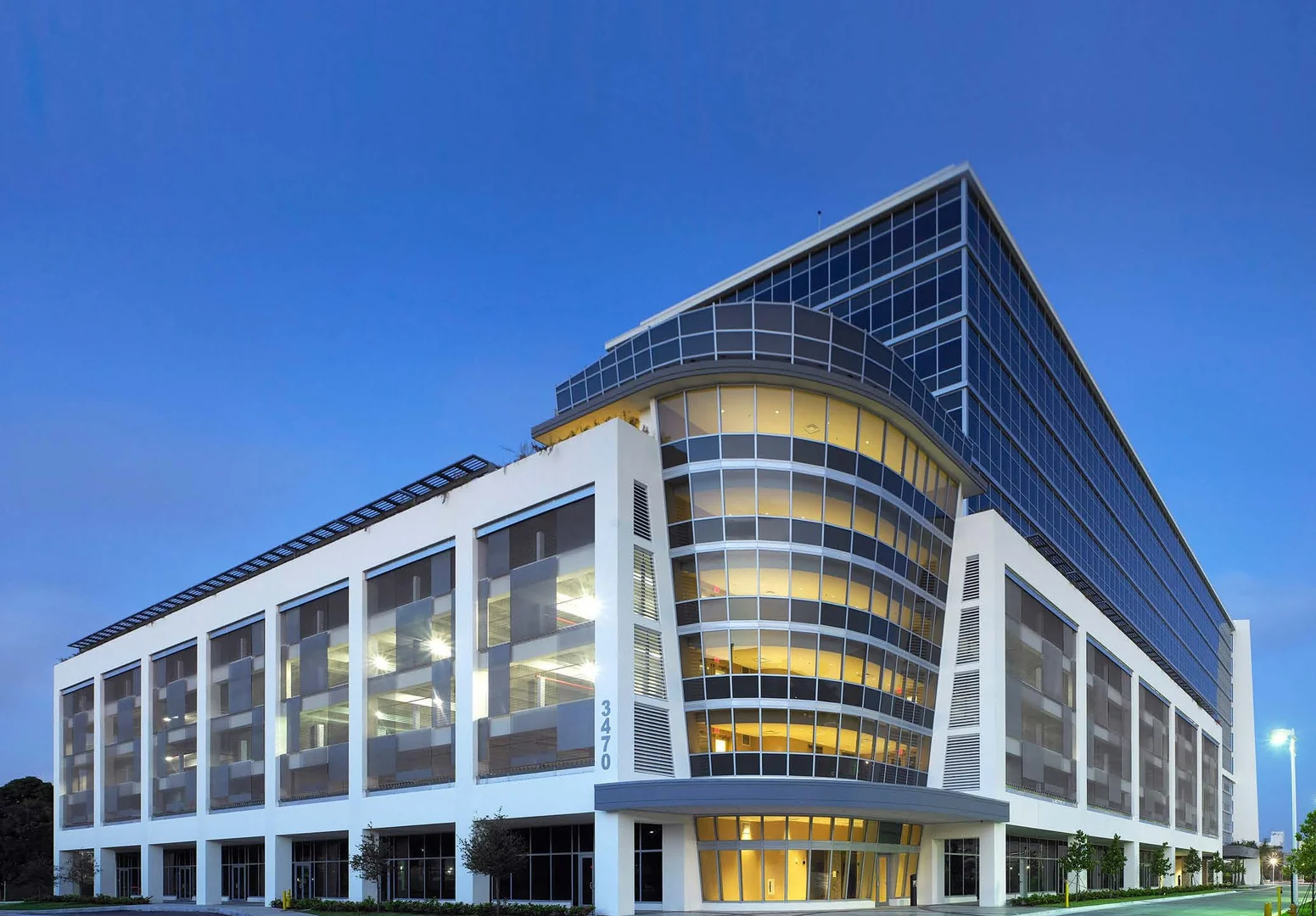One Park Square - Retail — Lease in Doral, FL, photo 1 of 2
