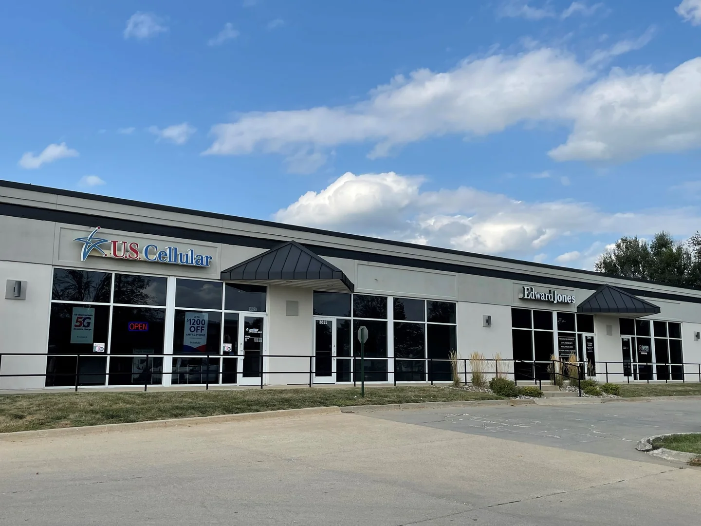 3821 100th Street — Lease in Urbandale, IA, photo 1 of 1