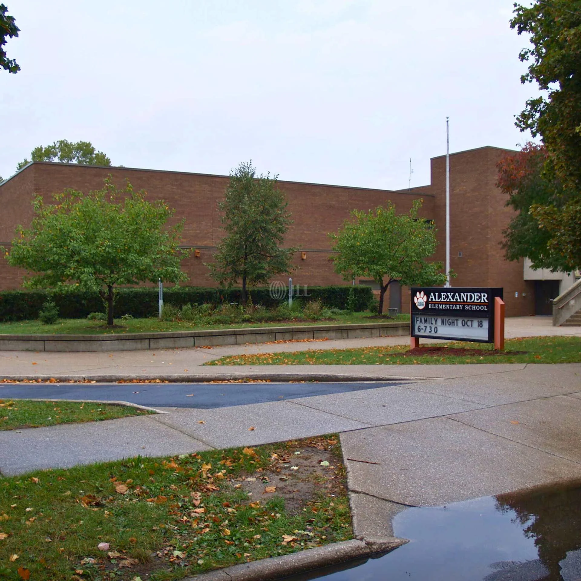 1010 Alexander St SE — Sale in Grand Rapids, MI, photo 2 of 4