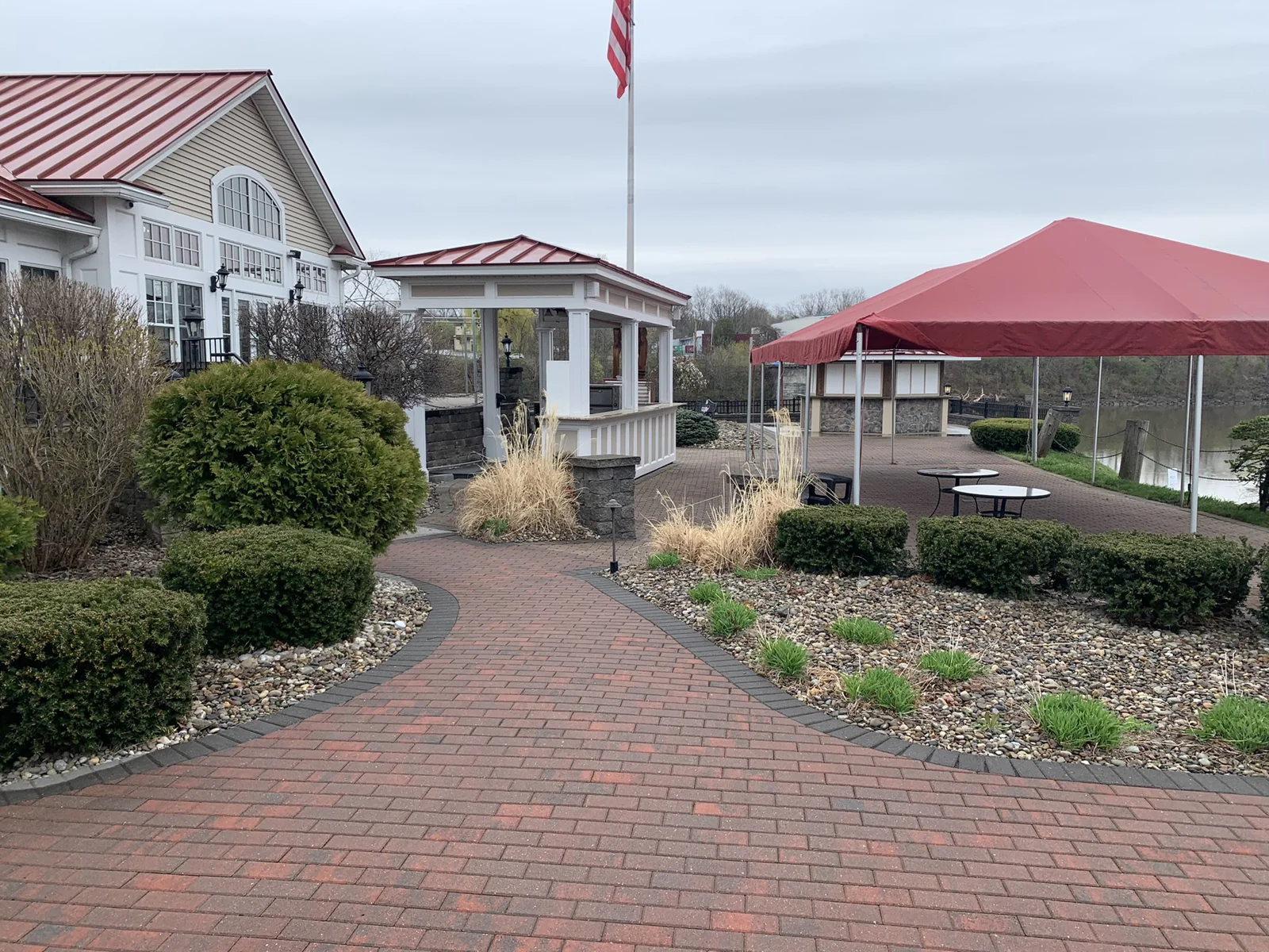The Water's Edge Lighthouse Restaurant — Sale in Schenectady, NY, photo 1 of 8