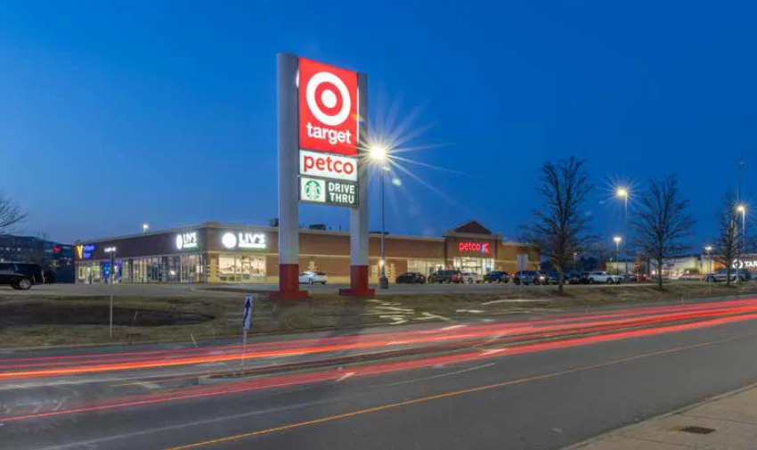 Metro North Shopping Center — Lease in Woburn, MA, photo 1 of 1