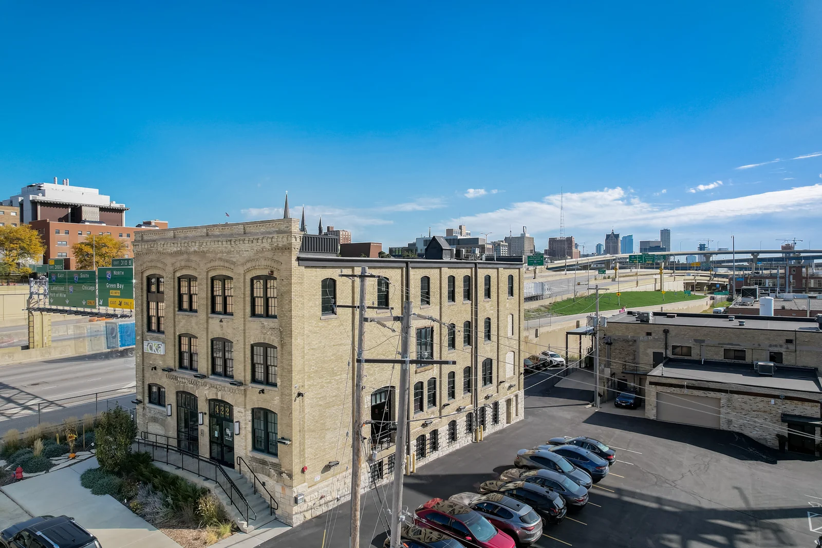 Office in Milwaukee, WI — Lease in Milwaukee, WI, photo 1 of 8