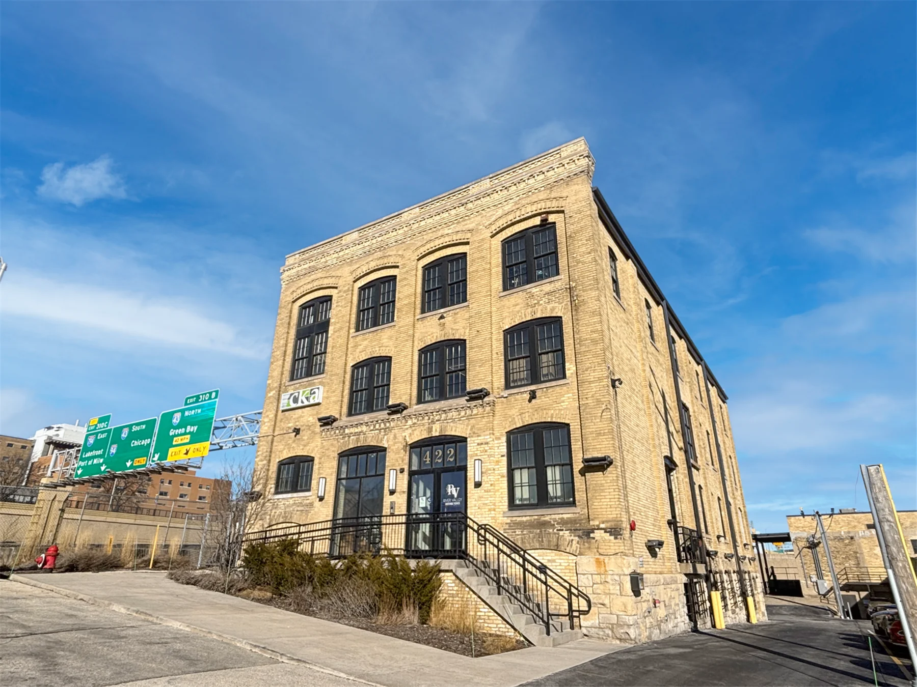 Office in Milwaukee, WI — Lease in Milwaukee, WI, photo 2 of 8