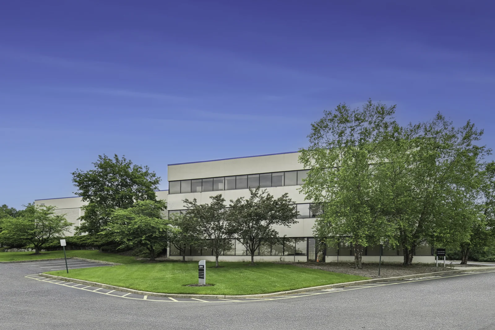 100 Corporate Drive — Lease in Mahwah, NJ, photo 1 of 7