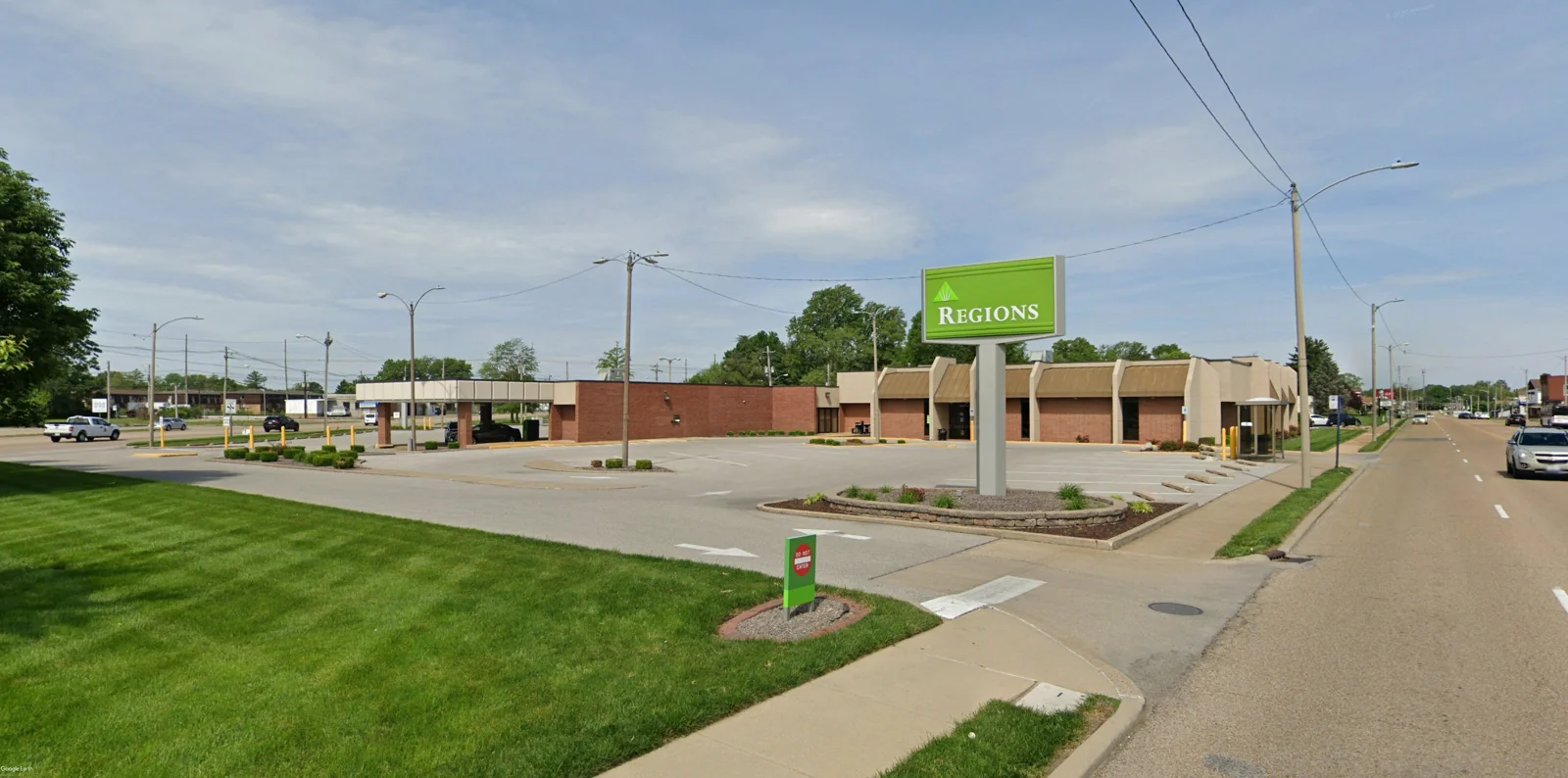 18,987 SF FORMER BANK BUILDING — Sale in Belleville, IL, photo 1 of 1