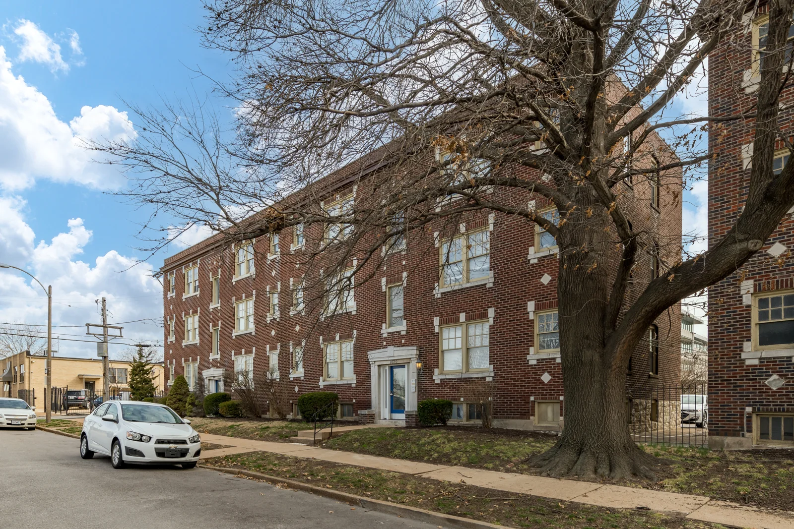 Oakview Apartments — Sale in St. Louis, MO, photo 1 of 8