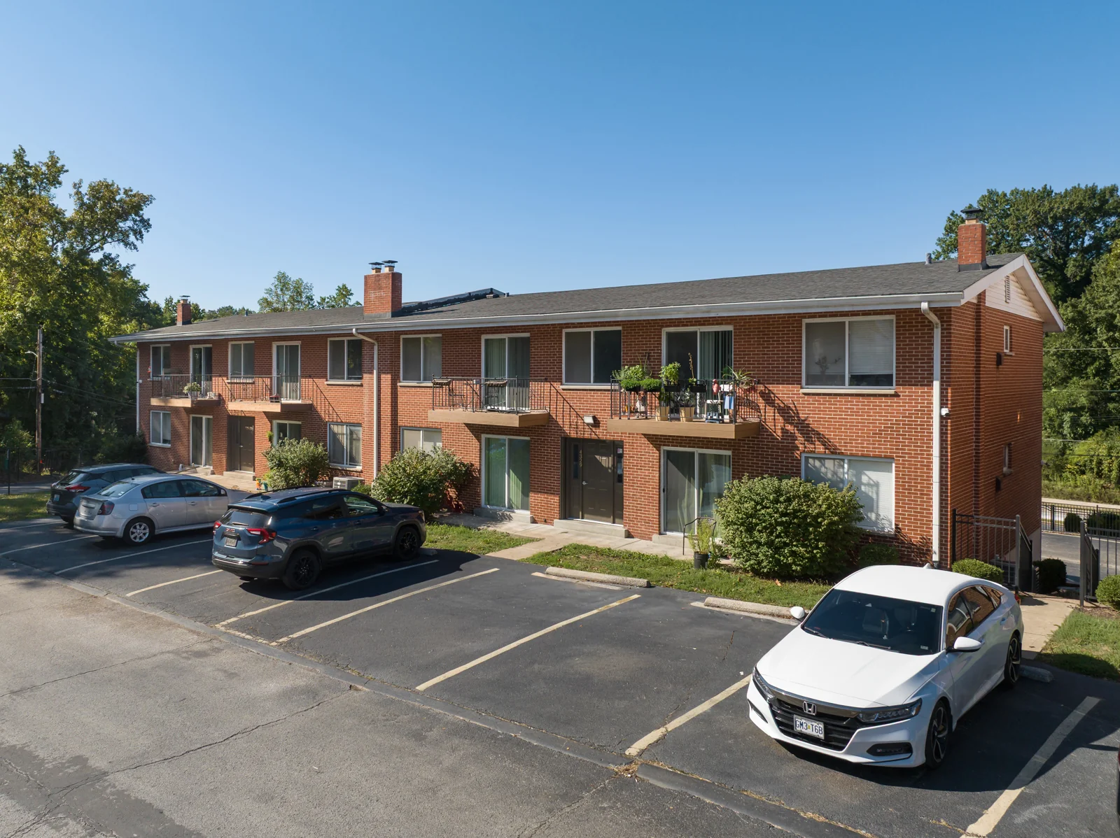 University Villa Apartments — Sale in St. Louis, MO, photo 4 of 8