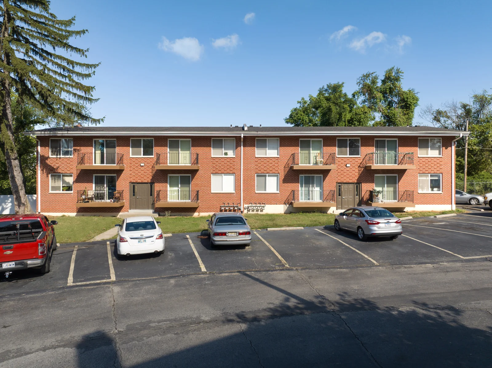 University Villa Apartments — Sale in St. Louis, MO, photo 5 of 8