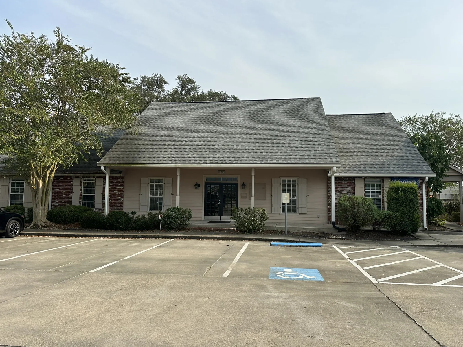 Office in Gonzales, LA — Sale in Gonzales, LA, photo 1 of 8