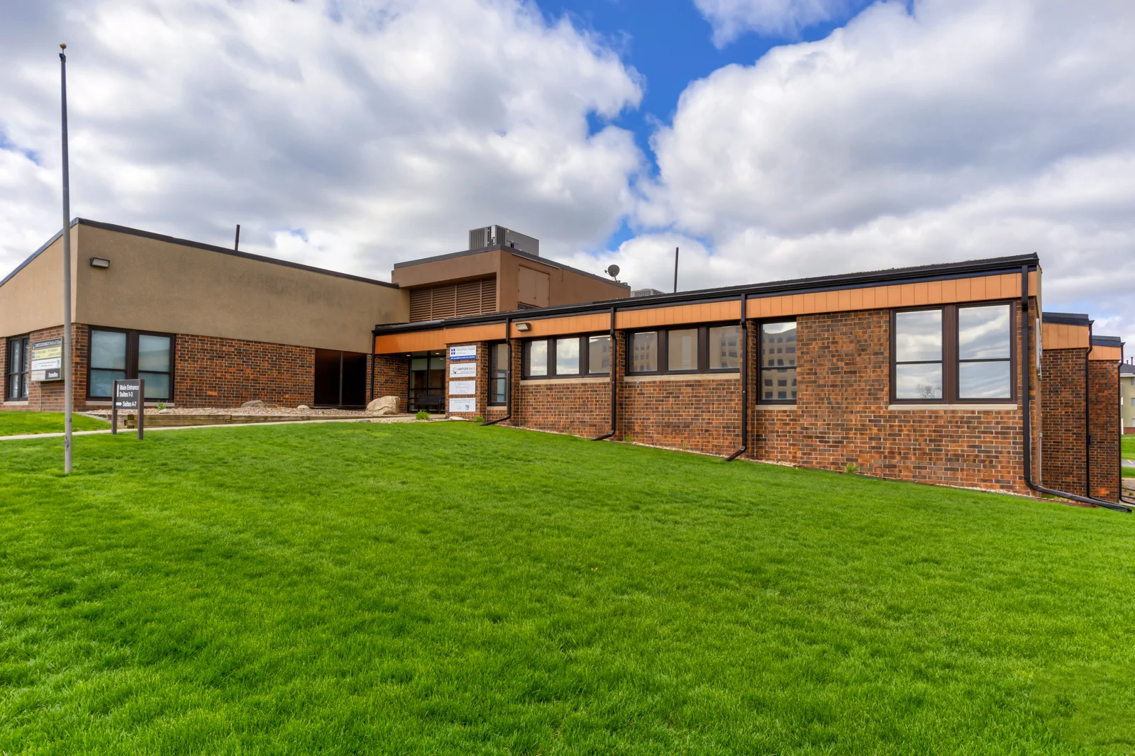 Professional Arts Building — Sale in West Des Moines, IA, photo 2 of 3