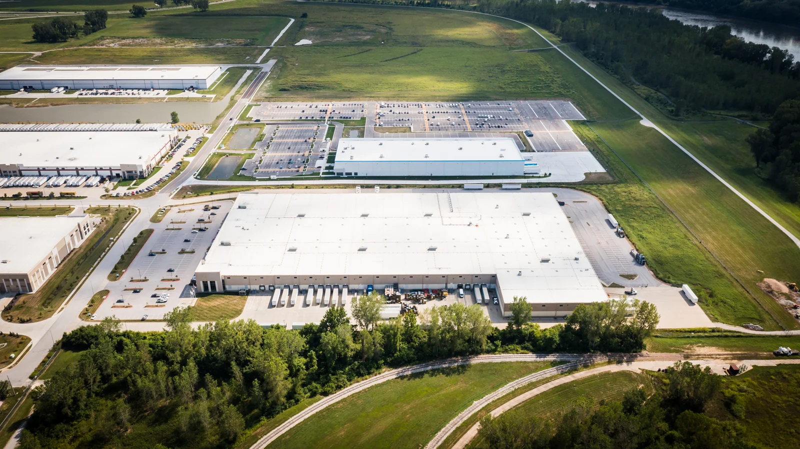 Class A Manufacturing Faciltiy — Sale in Riverside, MO, photo 1 of 7