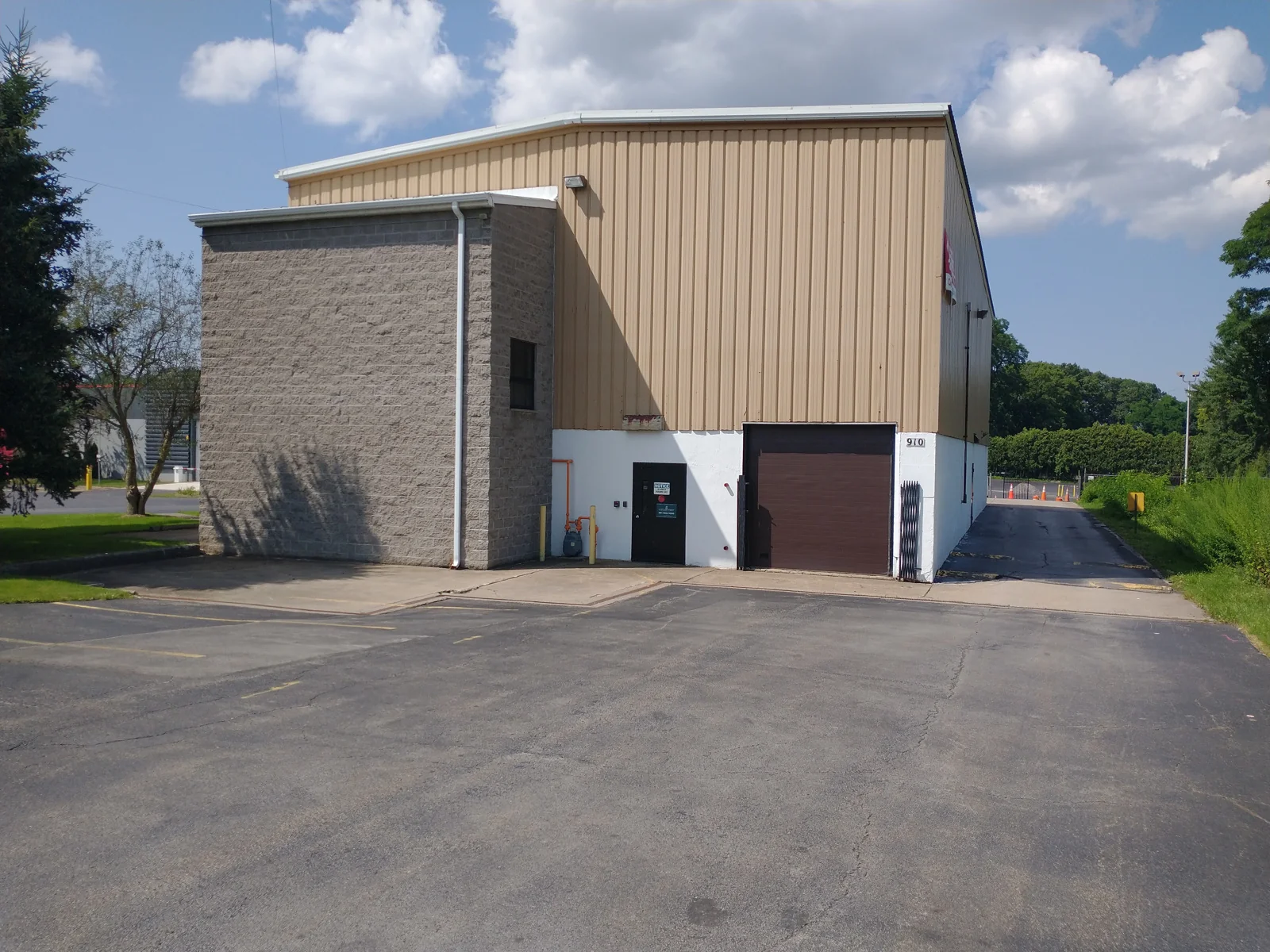 910 Linden Avenue — Lease in Rochester, NY, photo 1 of 1