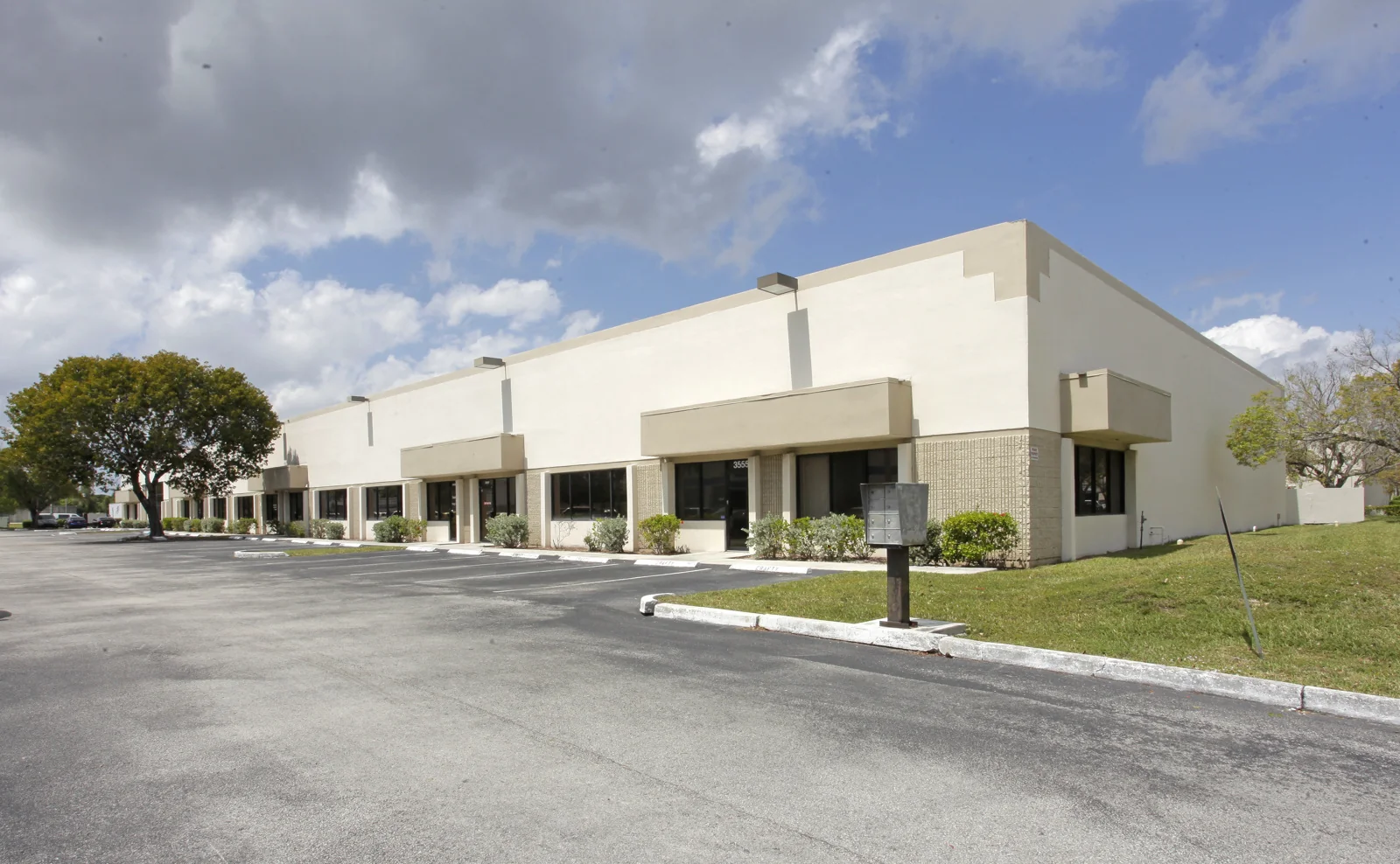 Fort Lauderdale Commerce Center — Lease in Fort Lauderdale, FL, photo 1 of 6