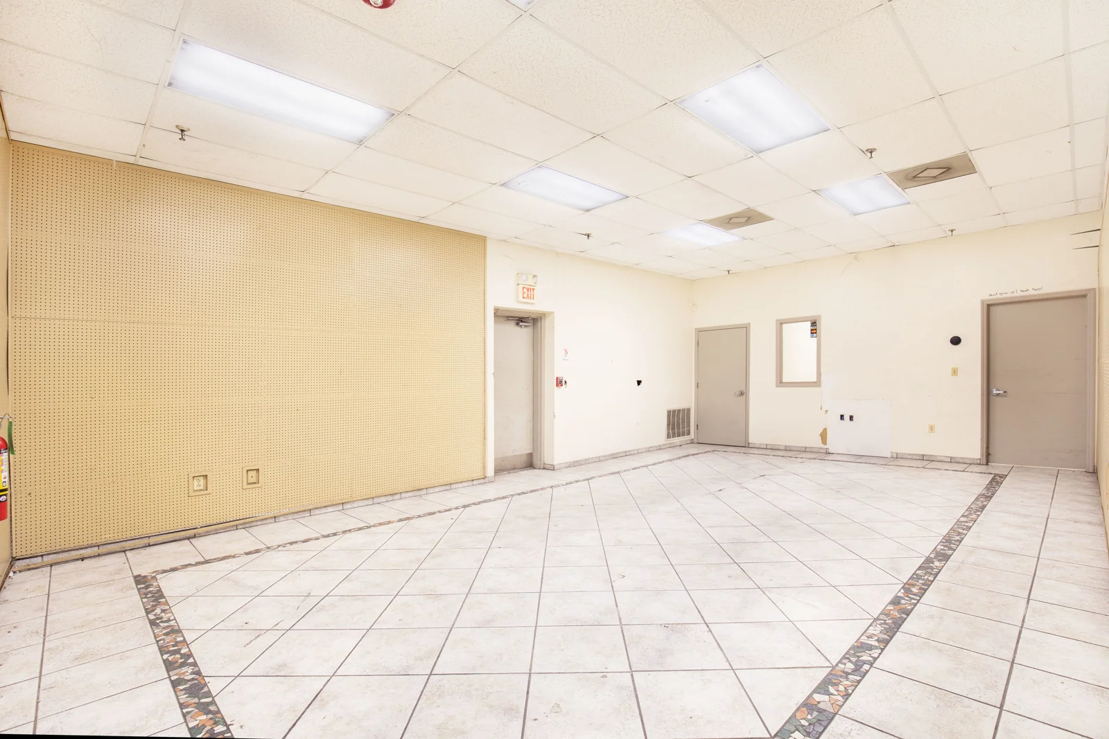 35K SF Warehouse & Showroom — Lease in Lakeland, FL, photo 6 of 8