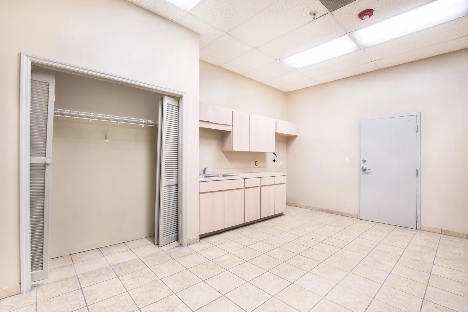 35K SF Warehouse & Showroom — Lease in Lakeland, FL, photo 7 of 8